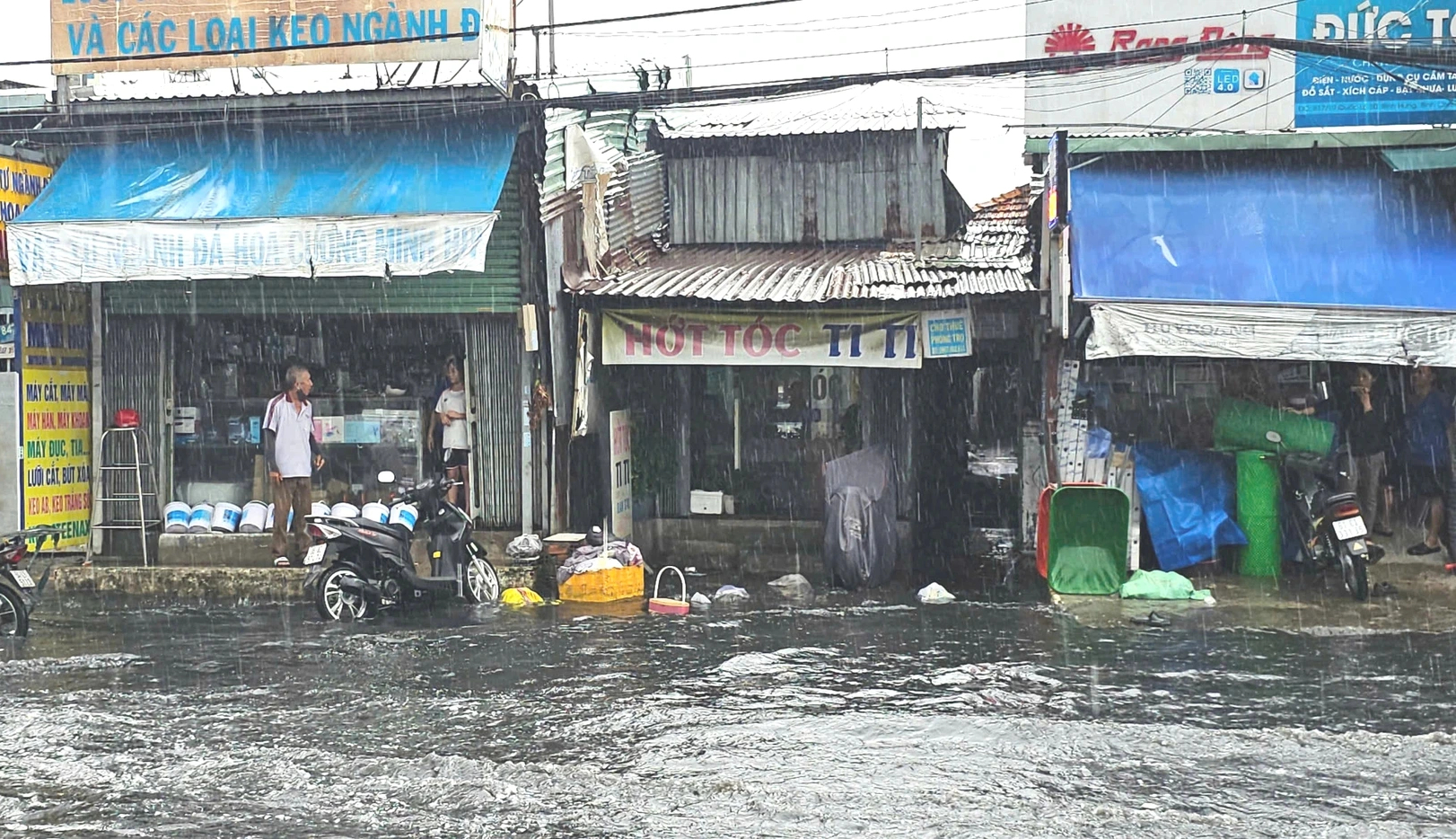 Mưa lớn, đường ngập nước sâu, người dân bị cuốn trôi tài sản- Ảnh 7.