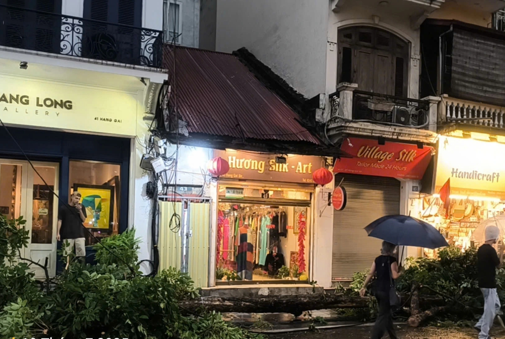 Giông lớn quật ngã người đi đường ở Hà Nội - Ảnh 4.