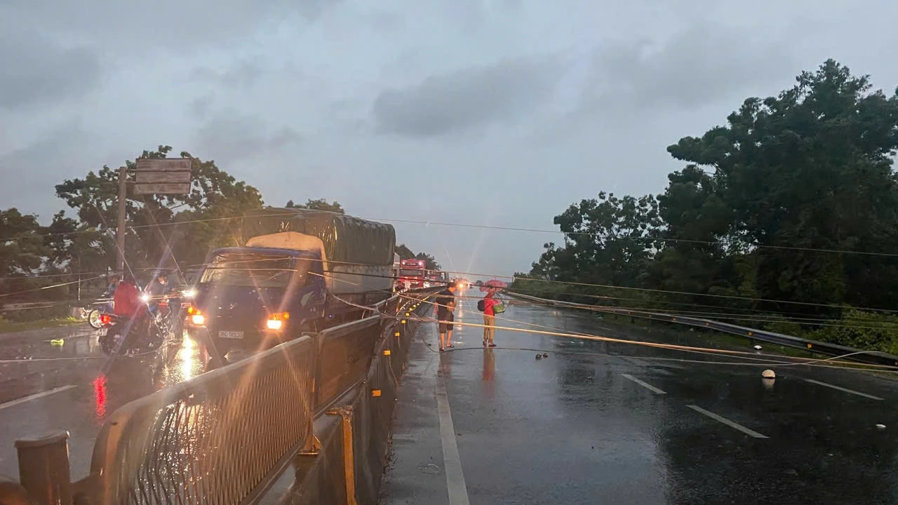 Giông lốc mạnh gây thiệt hại lớn trên đường phố thanh hóa - Ảnh 7. Giông lốc mạnh gây thiệt hại lớn trên đường phố thanh hóa - Ảnh 7.