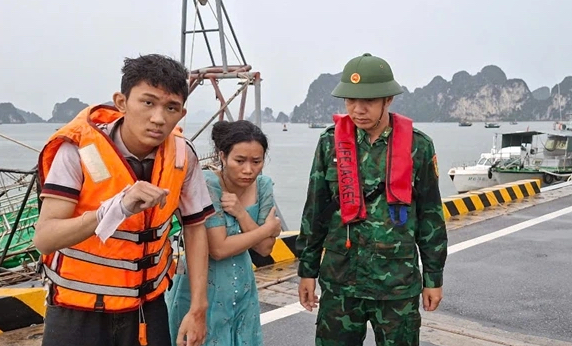 Tìm thấy 3 thi thể trong vụ chìm tàu trên vịnh Hạ Long , 12 người được cứu sống - Ảnh 3.