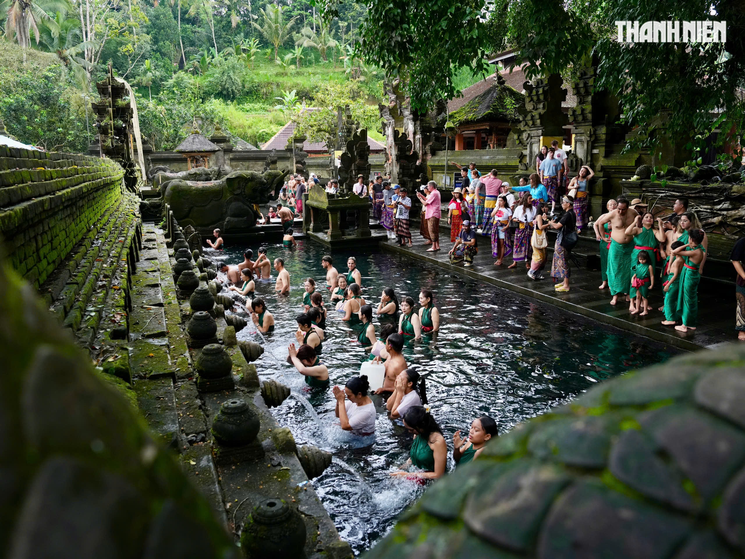  Độc đáo nghi lễ tắm nước thánh thanh lọc tâm hồn đền thiêng trên đảo Bali - Ảnh 2.