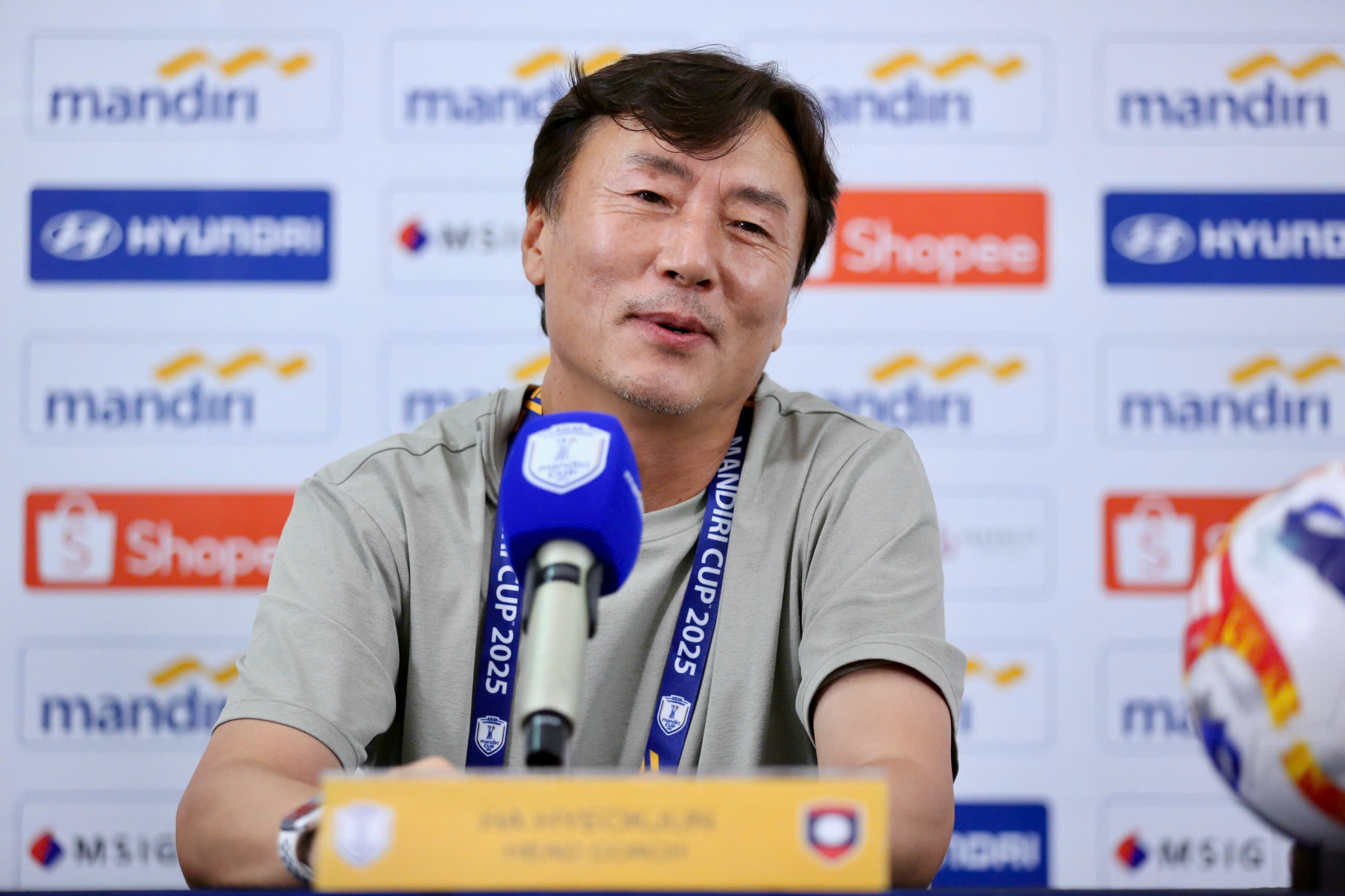 គ្រូបង្វឹក U.23 ឡាវ រក្សាស្នាមញញឹមក្រោយចាញ់លើកសរសើរ U.23 វៀតណាម - រូបថត ១. HLV U.23 Lào liên tục ‘cười trừ’ sau thất bại, khen ngợi hết lời U.23 Việt Nam- Ảnh 1.