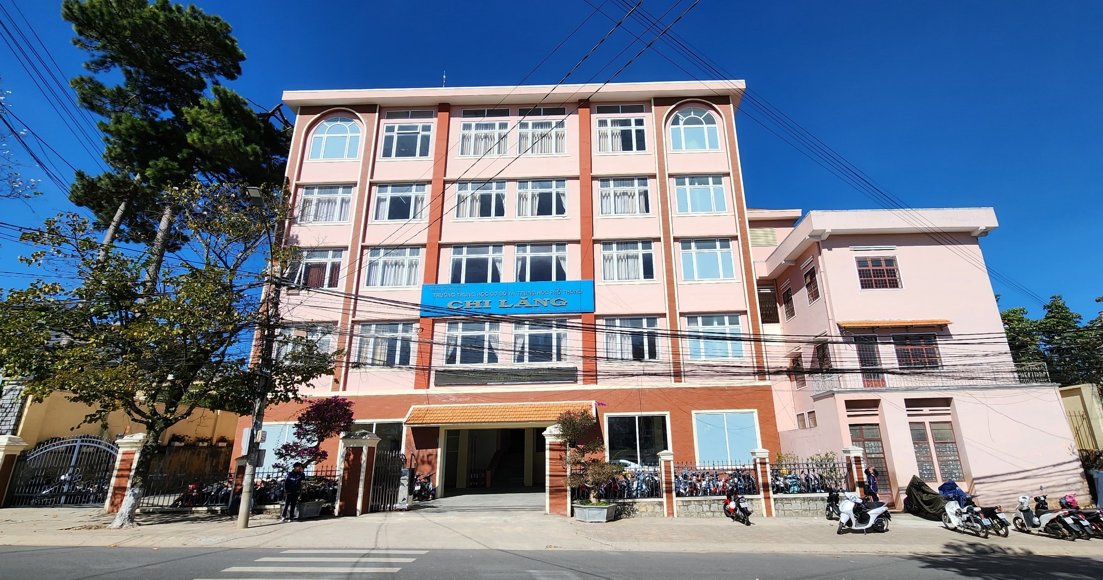 Lam Dong vermittelt Studienplätze für 1.300 Schüler, die mit ihren Eltern die Schule wechseln – Foto 1. Lâm Đồng bố trí nơi học cho 1.300 học sinh chuyển trường theo cha mẹ- Ảnh 1.