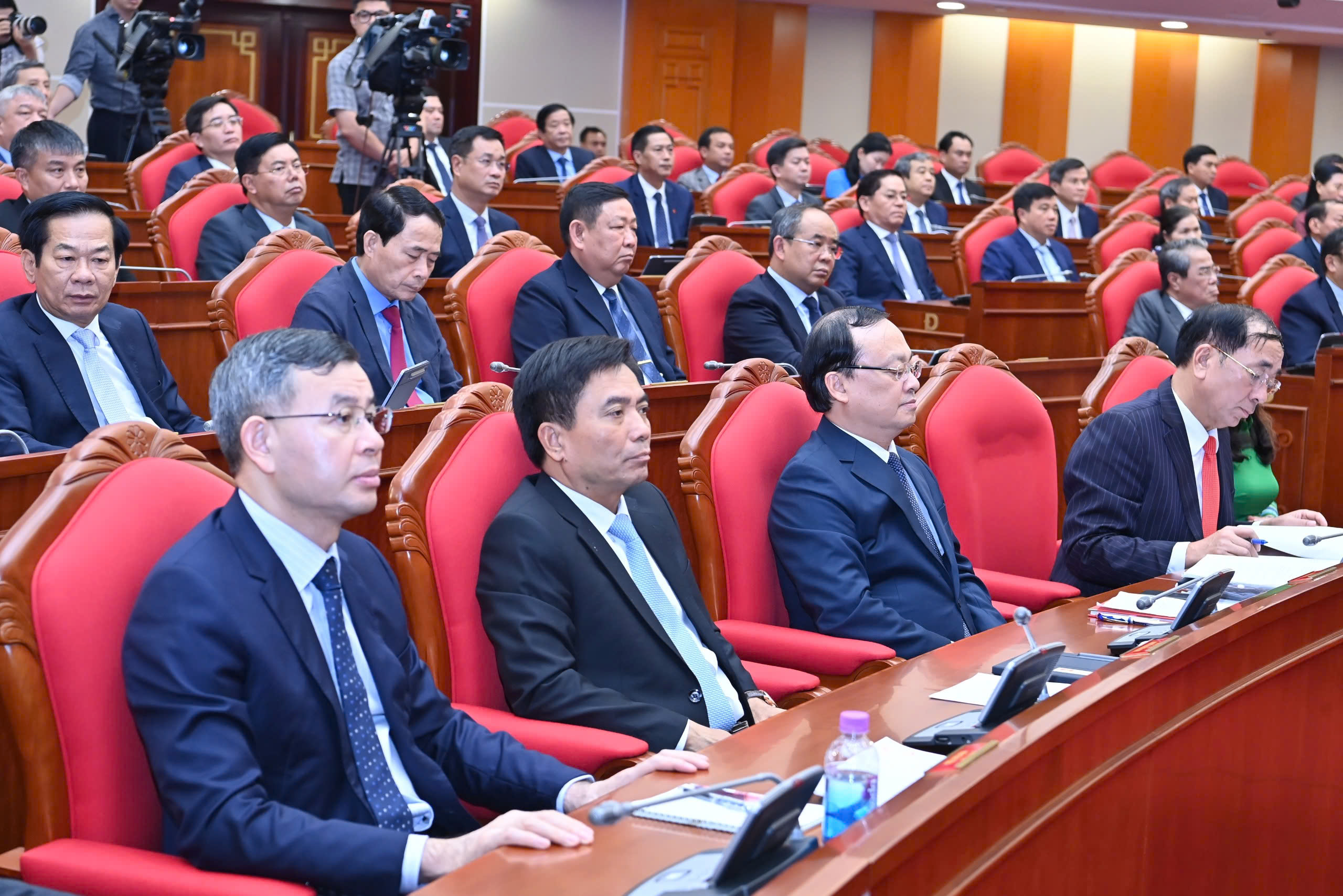 Thông báo Hội nghị lần thứ 12 Ban Chấp hành T.Ư Đảng khóa XIII - Ảnh 2. Thông báo Hội nghị lần thứ 12 Ban Chấp hành T.Ư Đảng khóa XIII - Ảnh 2.