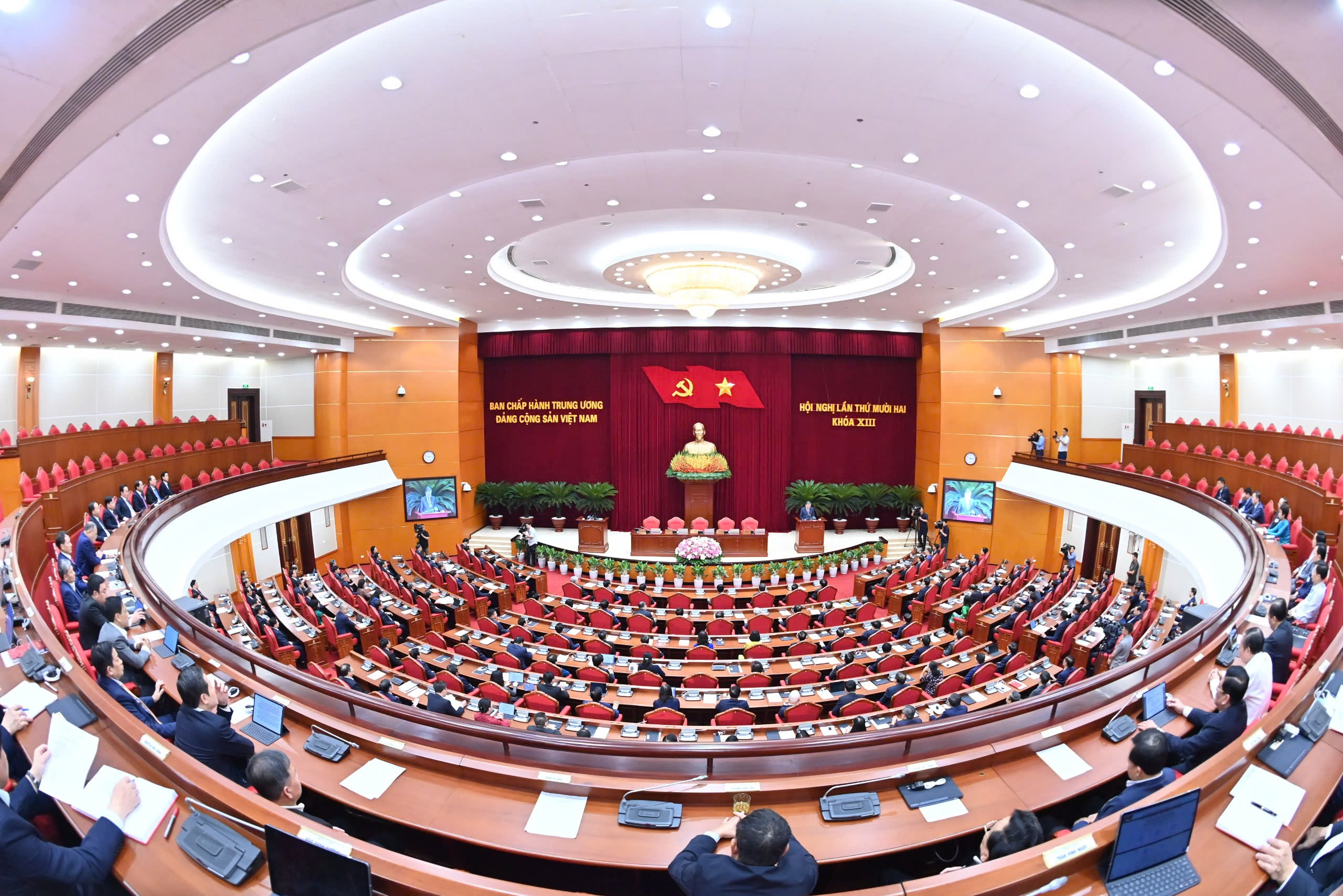 Thông báo Hội nghị lần thứ 12 Ban Chấp hành T.Ư Đảng khóa XIII - Ảnh 3. Thông báo Hội nghị lần thứ 12 Ban Chấp hành T.Ư Đảng khóa XIII - Ảnh 3.