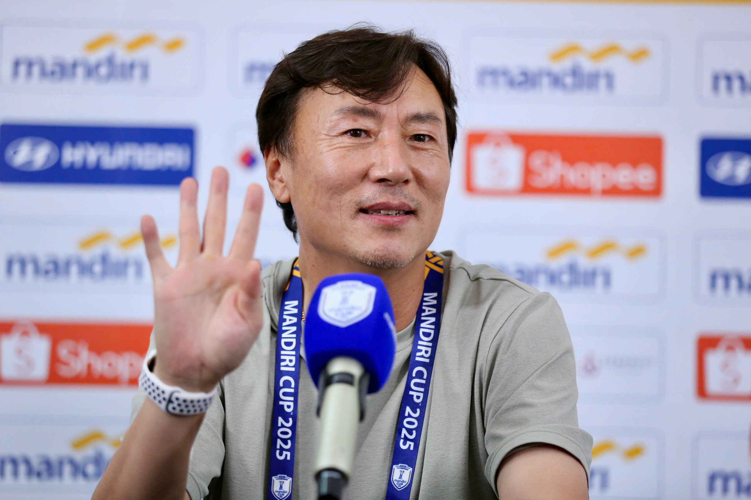 គ្រូបង្វឹក U.23 ឡាវ រក្សាស្នាមញញឹមក្រោយចាញ់លើកសរសើរ U.23 វៀតណាម - រូបថត ២. HLV U.23 Lào liên tục ‘cười trừ’ sau thất bại, khen ngợi hết lời U.23 Việt Nam- Ảnh 2.