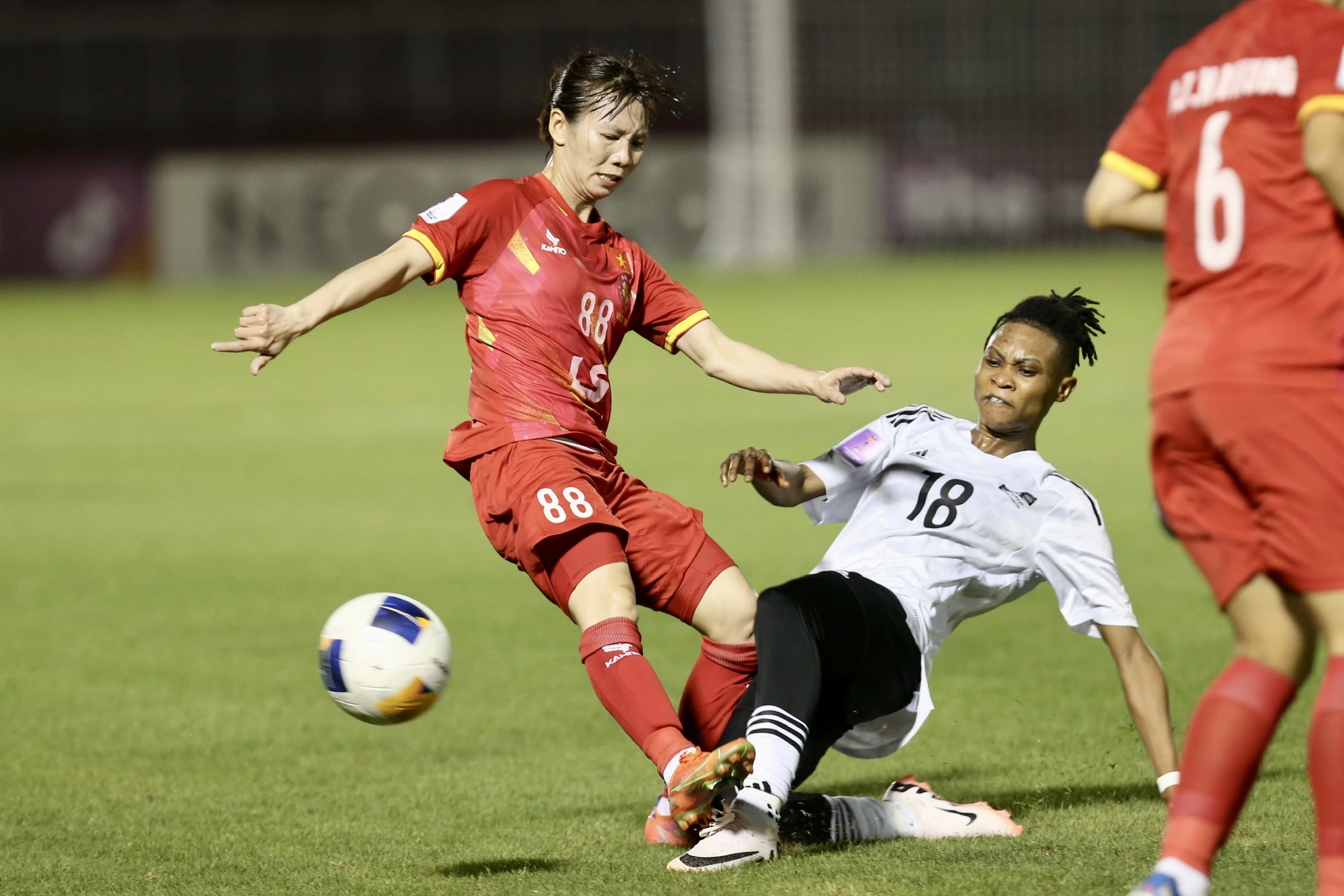 El Club Femenino de Ciudad Ho Chi Minh recibió casi 9 mil millones de VND de la AFC de la Copa Asiática 1, las jugadoras estaban tristes porque... - Foto 1. CLB nữ TP.HCM nhận của AFC gần 9 tỉ đồng từ Cúp C1 châu Á, cầu thủ buồn vì...- Ảnh 1.