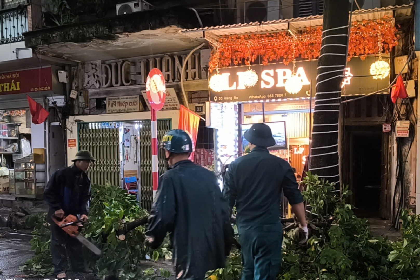 Giông lớn quật ngã người đi đường ở Hà Nội - Ảnh 6.