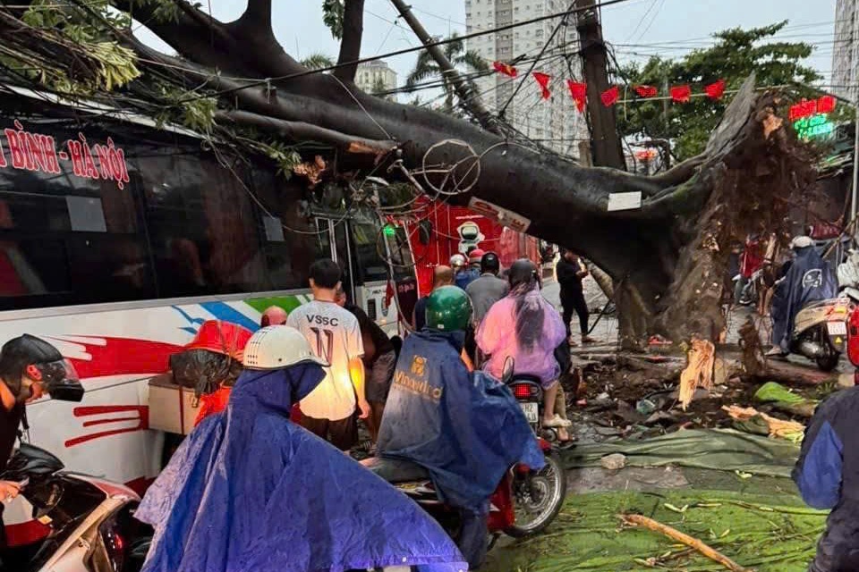 Giông lớn quật ngã người đi đường ở Hà Nội - Ảnh 2.