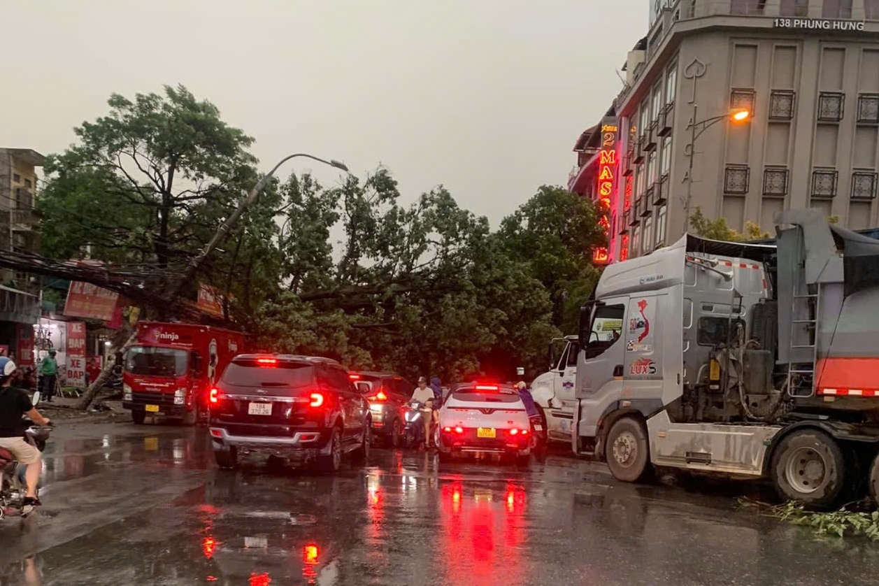 Giông lớn quật ngã người đi đường ở Hà Nội - Ảnh 3.
