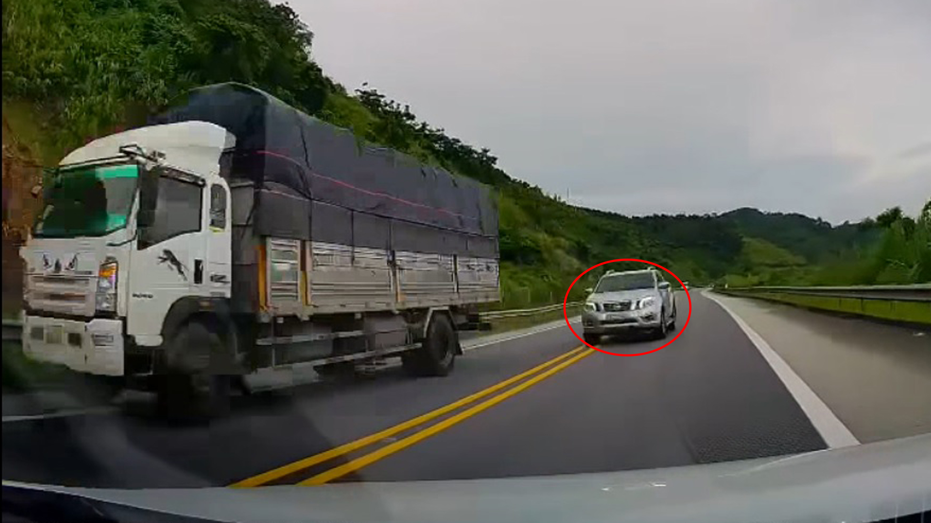 Xe bán tải vượt kiểu bất cần, ép ô tô con vào sát lề đường cao tốc - Ảnh 1.