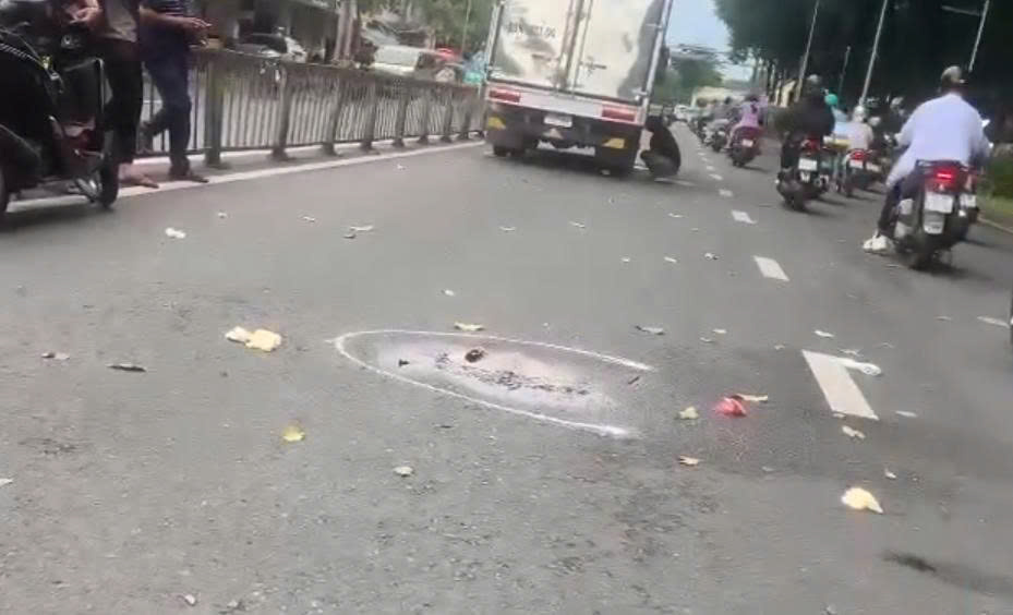 TP.HCM: Va chạm xe tải, cô gái trẻ tử vong thương tâm- Ảnh 1.