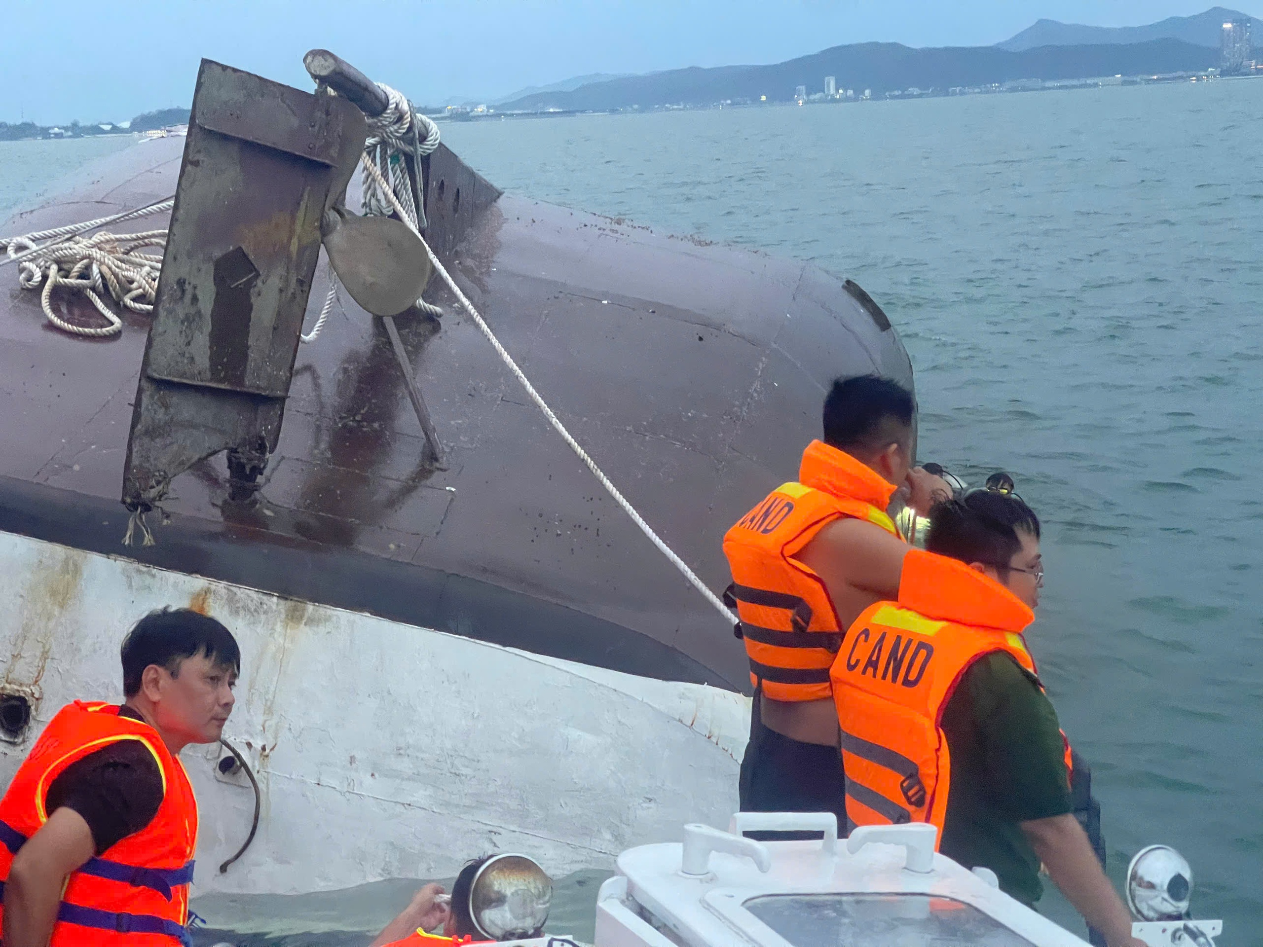 Tìm thấy 3 thi thể trong vụ chìm tàu trên vịnh Hạ Long , 12 người được cứu sống - Ảnh 2.
