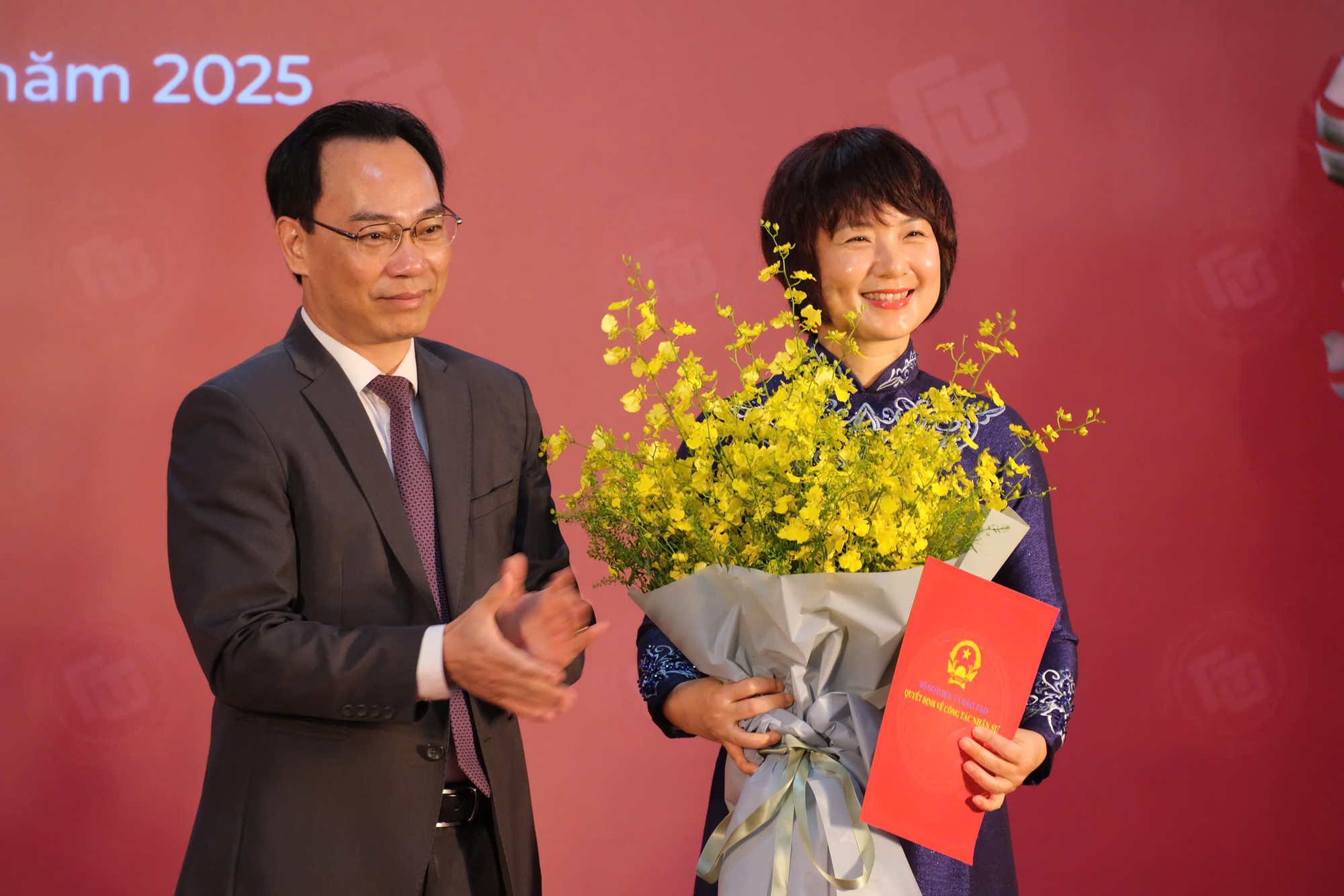 Universitas Perdagangan Luar Negeri memiliki kepala sekolah perempuan berusia 48 tahun - Foto 1. Trường đại học Ngoại thương có nữ hiệu trưởng 48 tuổi- Ảnh 1.