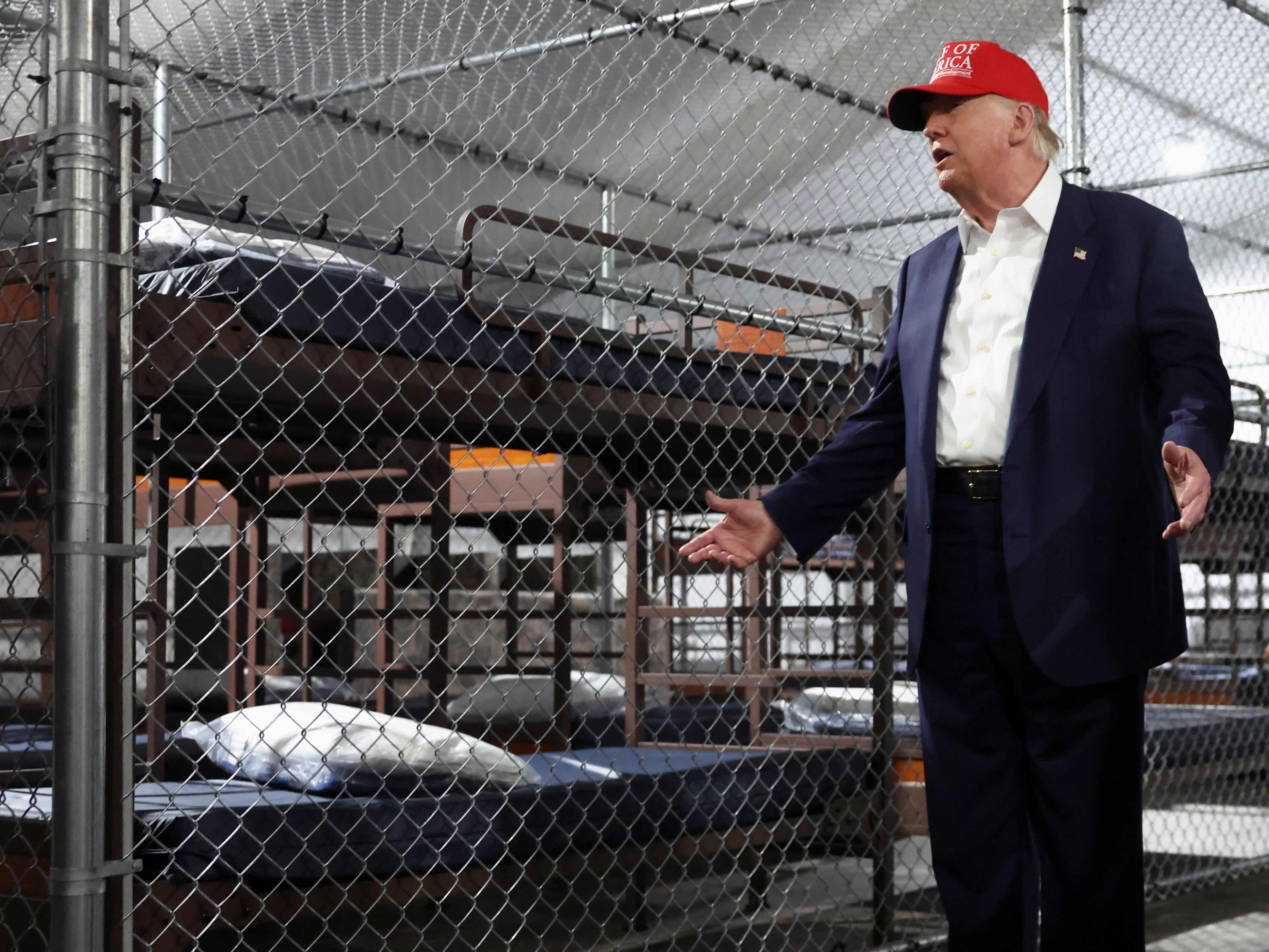Ông Trump thăm nhà tù khét tiếng 'Cá sấu Alcatraz' - Ảnh 2.