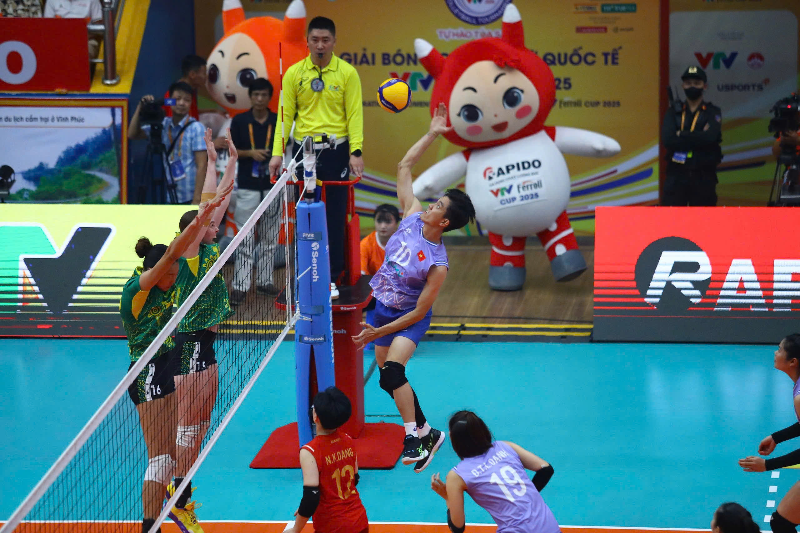 តារាងការប្រកួតបាល់ទះនារីអន្តរជាតិ VTV Cup ថ្ងៃនេះ៖ U.21 Vietnam vs Thanh Thuy, Bich Tuyen - រូបថត ១. Lịch thi đấu tứ kết bóng chuyền nữ quốc tế VTV Cup hôm nay: U.21 Việt Nam đấu Thanh Thúy, Bích Tuyền- Ảnh 1.