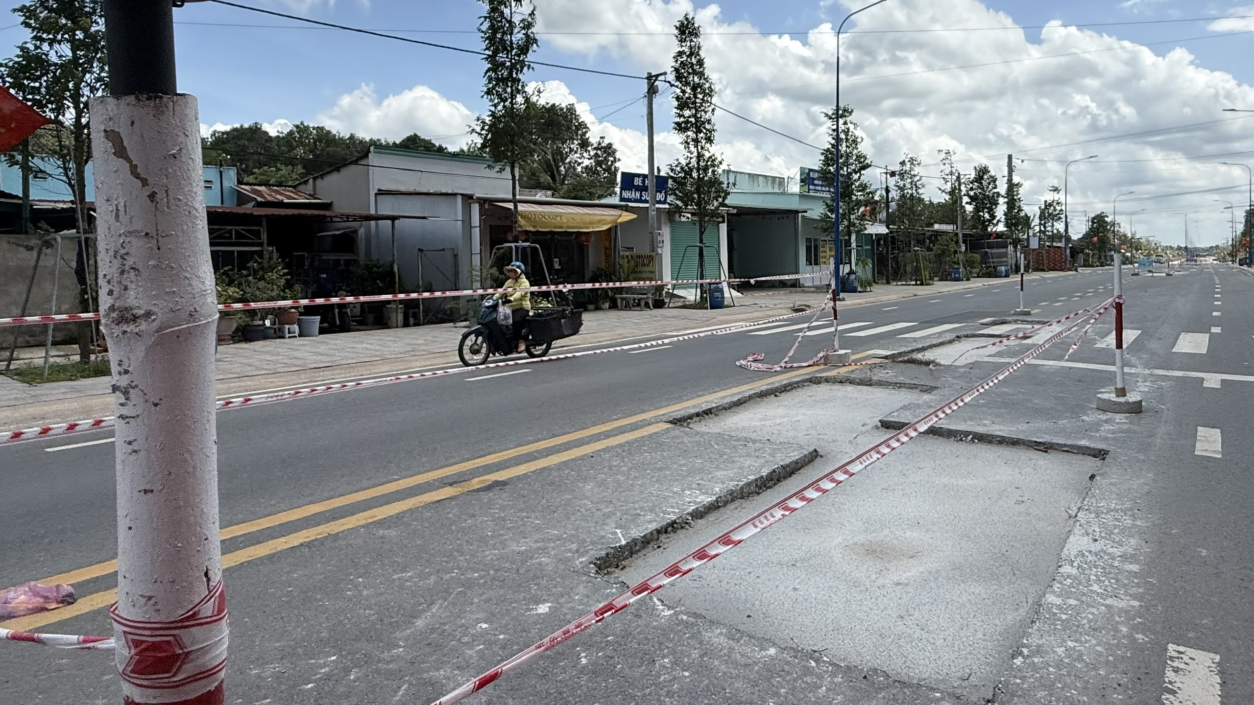 TP.HCM: Đường 333 tỉ ở xã Dầu Tiếng chưa bàn giao đã phải đào bới, sửa chữa- Ảnh 2. TP.HCM: Đường 333 tỉ ở xã Dầu Tiếng chưa bàn giao đã phải đào bới, sửa chữa- Ảnh 2.