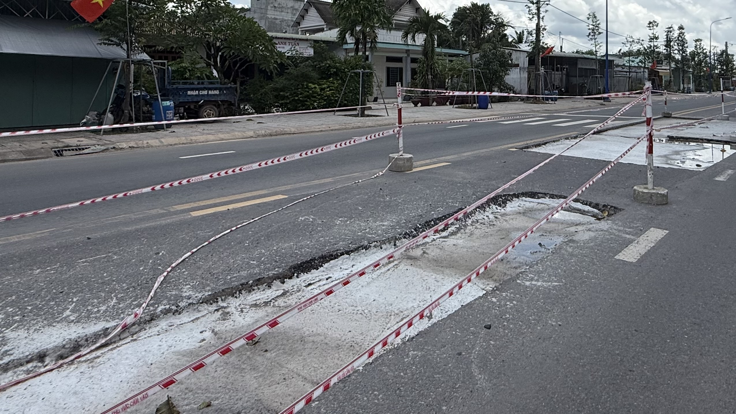 TP.HCM: Đường 333 tỉ ở xã Dầu Tiếng chưa bàn giao đã phải đào bới, sửa chữa- Ảnh 4. TP.HCM: Đường 333 tỉ ở xã Dầu Tiếng chưa bàn giao đã phải đào bới, sửa chữa- Ảnh 4.