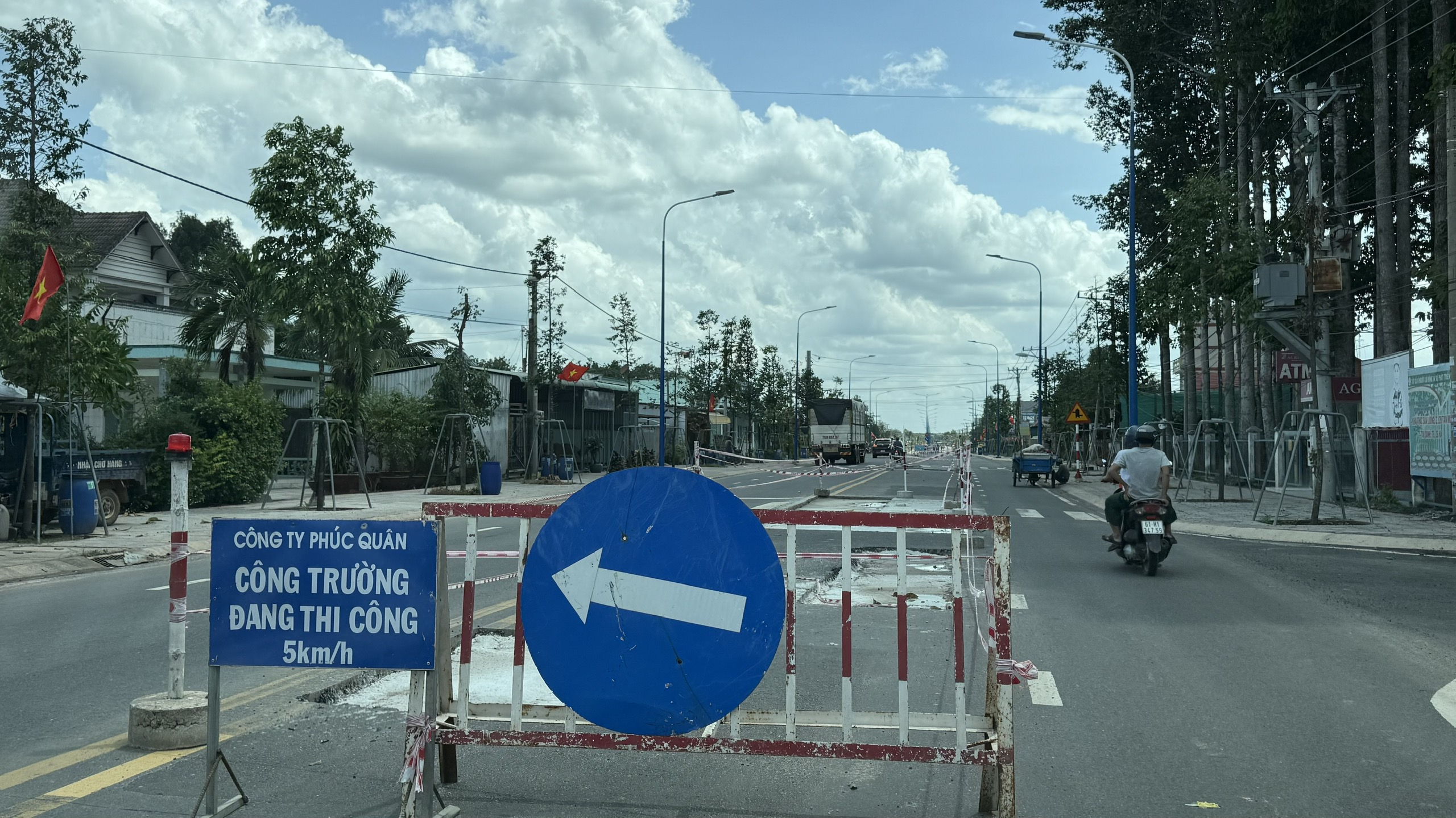TP.HCM: Đường 333 tỉ ở xã Dầu Tiếng chưa bàn giao đã phải đào bới, sửa chữa- Ảnh 5. TP.HCM: Đường 333 tỉ ở xã Dầu Tiếng chưa bàn giao đã phải đào bới, sửa chữa- Ảnh 5.
