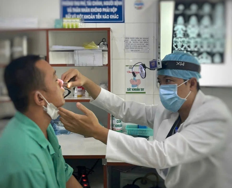 Say rượu ngã úp mặt, đôi đũa nhựa cắm mũi suốt một năm nhưng không biết - Ảnh 3.