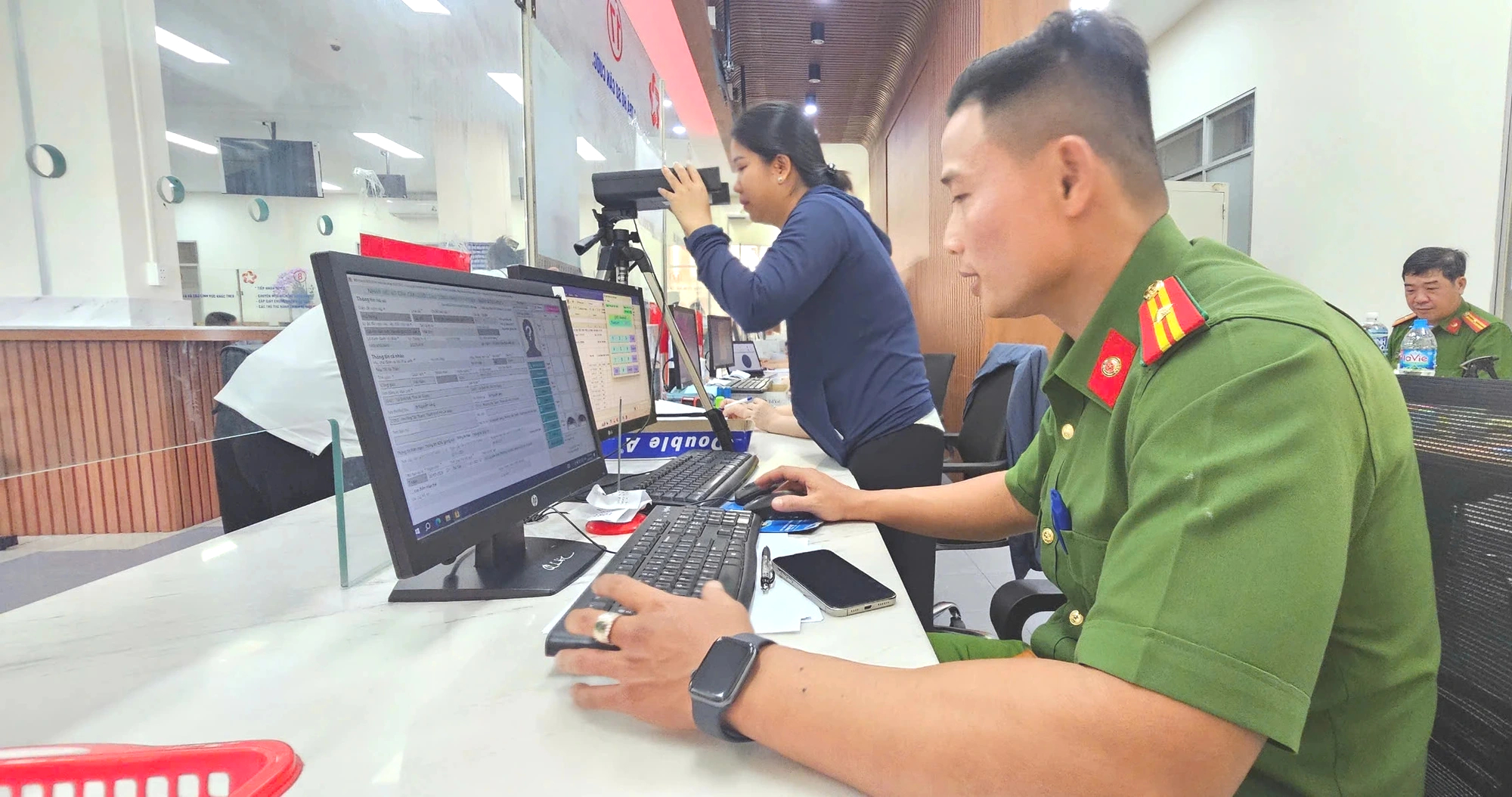 Đưa cả gia đình 5 người đi làm thẻ căn cước: 15 phút là xong - Ảnh 1.