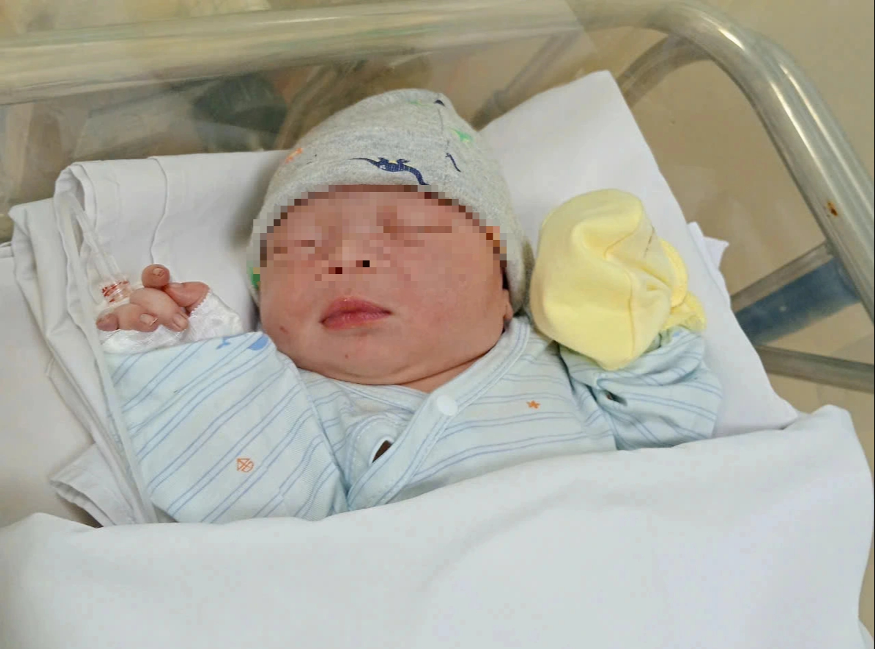 Phát hiện bé gái sơ sinh còn nguyên dây rốn bị bị rơi bên đường - Ảnh 1.