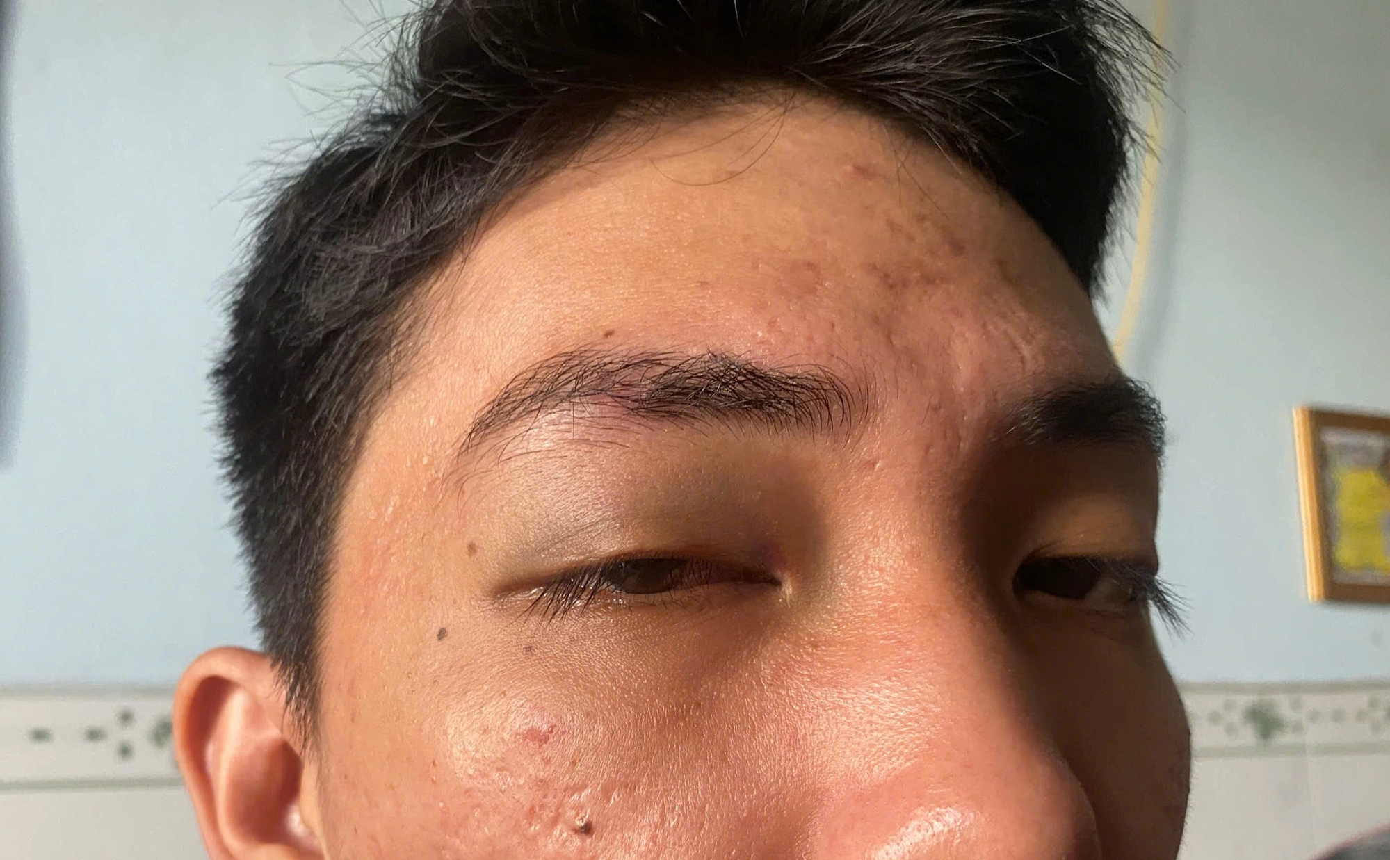 Tài xế ô tô bị hành hung vì quay phim xe tải chắn lối đi - Ảnh 3.