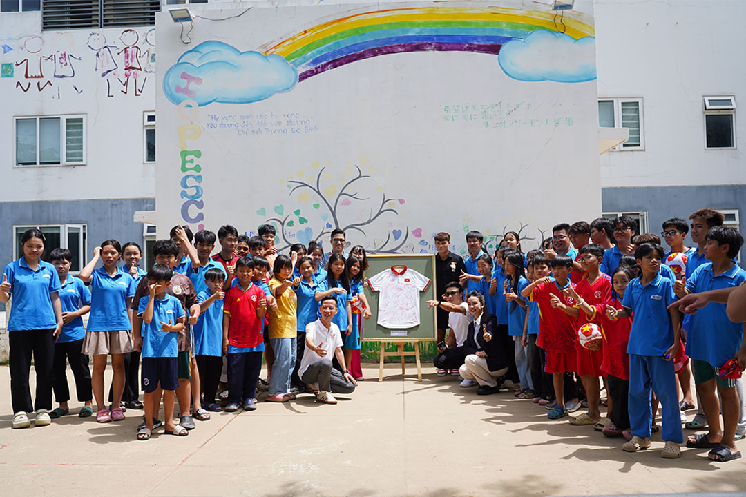 Po přátelském zápase s legendou M.U. měl Tuan Hai v Da Nangu smysluplné aktivity - Foto 5. Sau giao hữu với huyền thoại M.U, Tuấn Hải có hoạt động ý nghĩa ở Đà Nẵng- Ảnh 5.