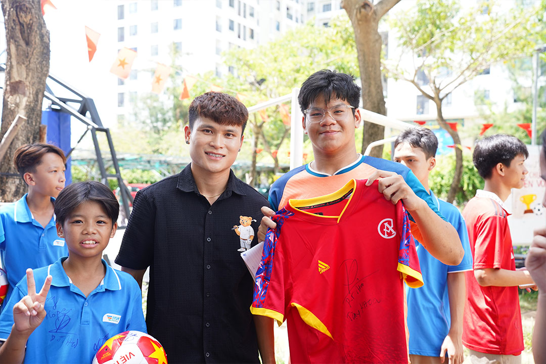 Po přátelském zápase s legendou M.U. měl Tuan Hai v Da Nangu smysluplné aktivity - Foto 2. Sau giao hữu với huyền thoại M.U, Tuấn Hải có hoạt động ý nghĩa ở Đà Nẵng- Ảnh 2.