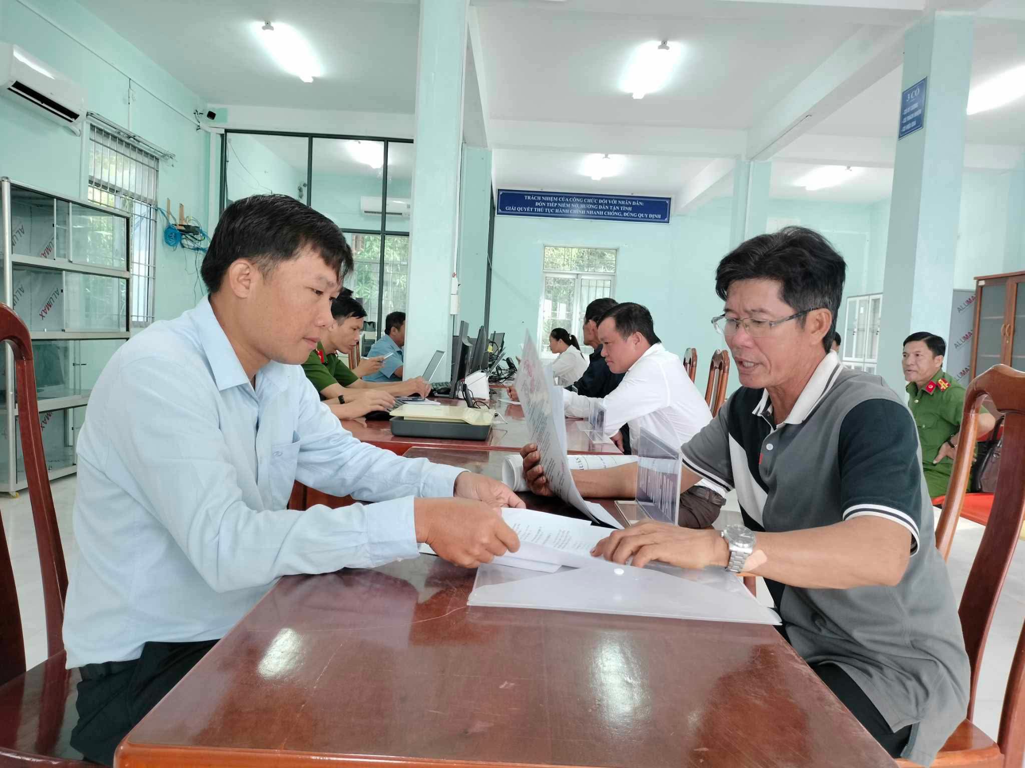 Vận hành chính quyền địa phương 2 cấp tại miền Tây: Thủ tục hành chính ra sao?- Ảnh 5.