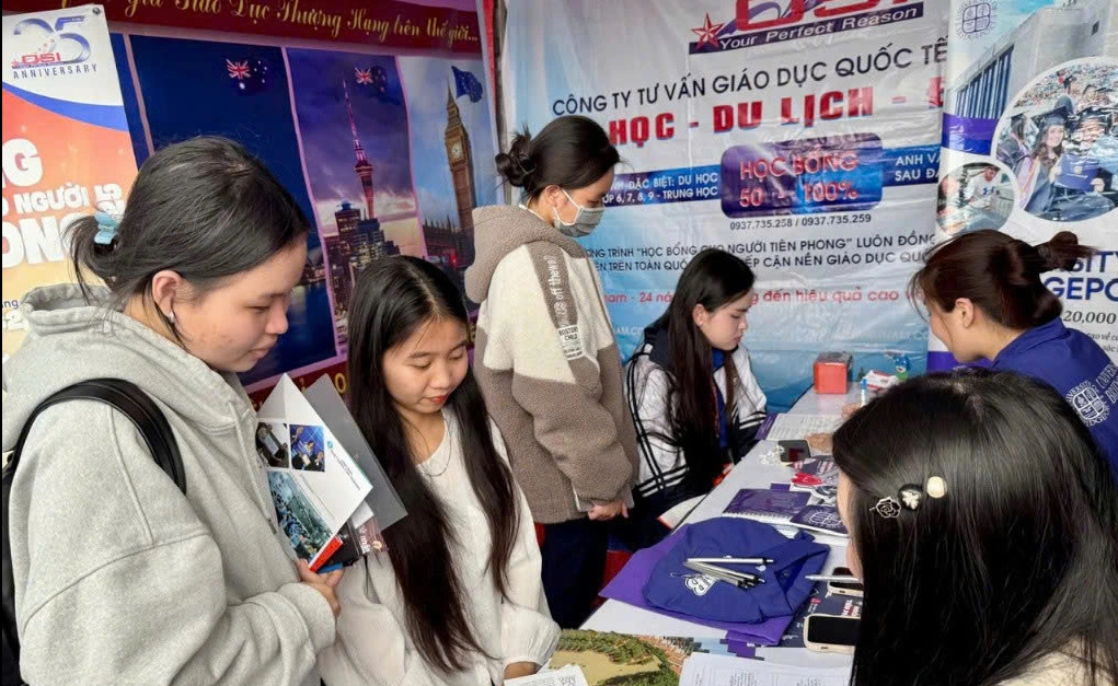 Đề thi tiếng Anh, toán tốt nghiệp THPT khó, có ảnh hưởng xin học bổng du học? - Ảnh 1.