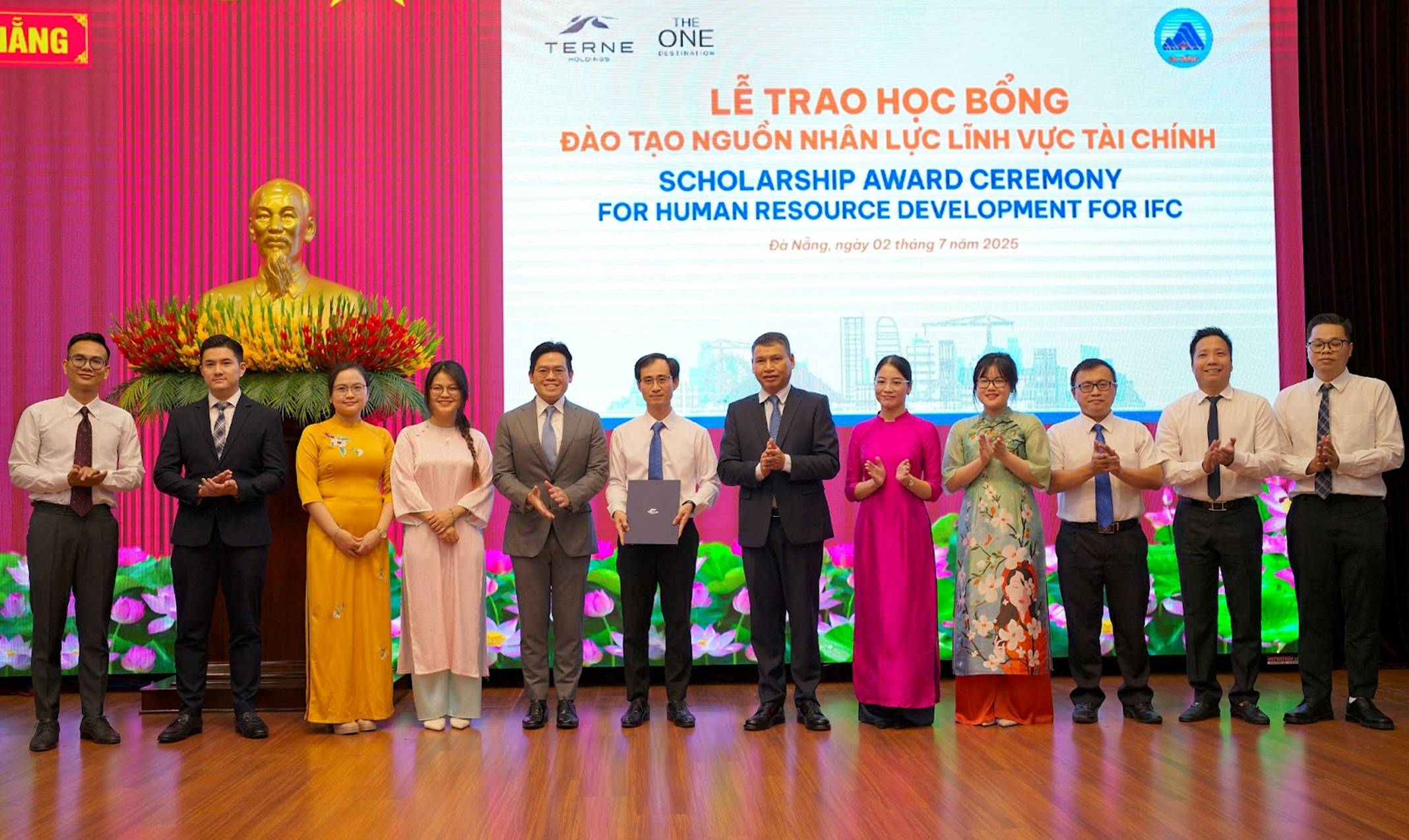 Da Nang vysílá úředníky na školení do Singapurského mezinárodního finančního centra - Foto 2. Đà Nẵng đưa cán bộ đi đào tạo tại Trung tâm tài chính quốc tế Singapore- Ảnh 2.