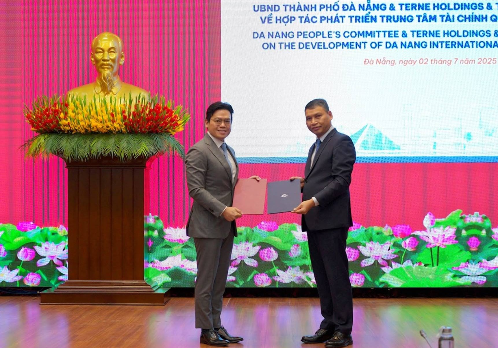 Da Nang vysílá úředníky na školení do Singapurského mezinárodního finančního centra - Foto 1. Đà Nẵng đưa cán bộ đi đào tạo tại Trung tâm tài chính quốc tế Singapore- Ảnh 1.