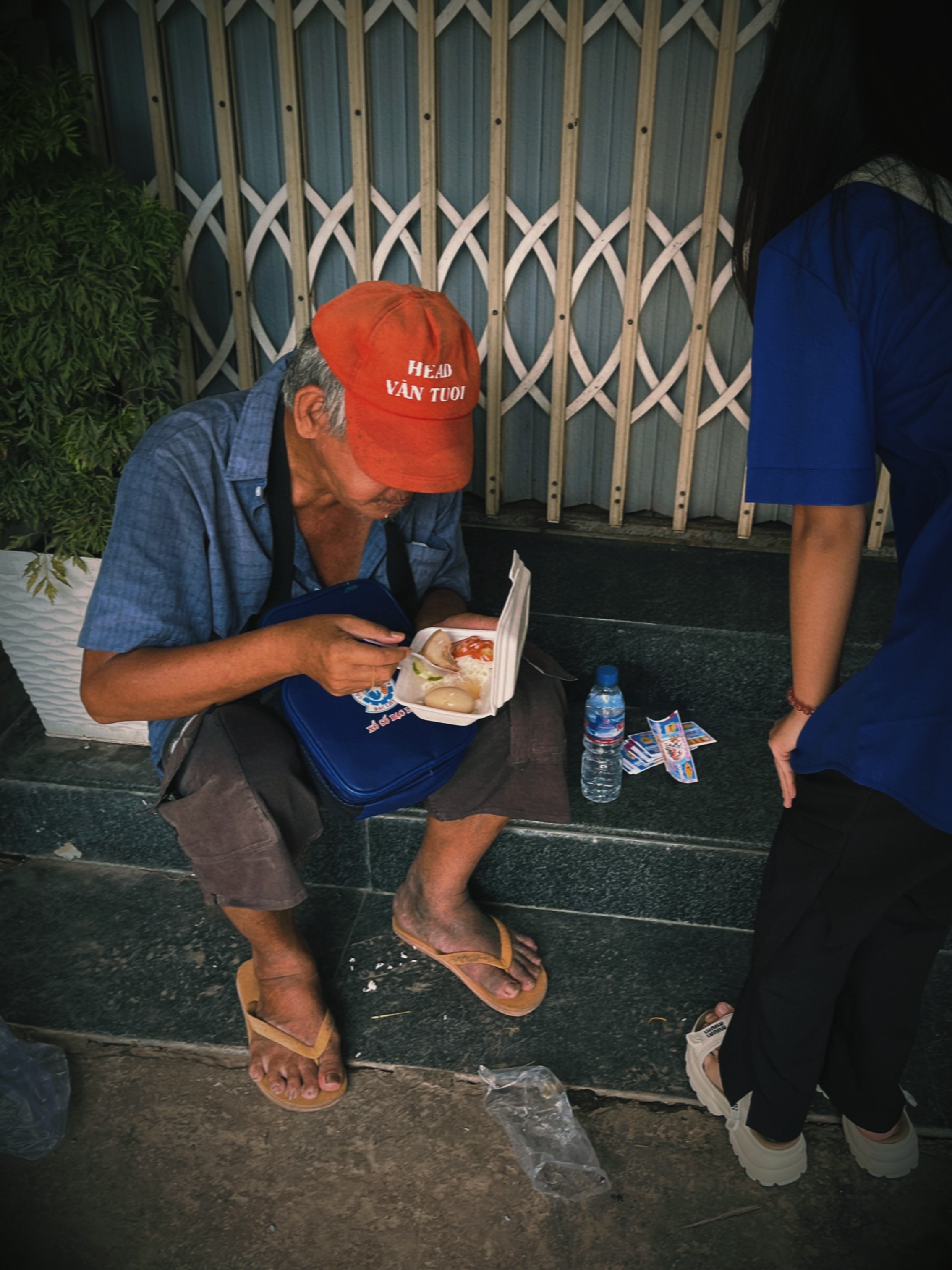 Một hộp cơm ấm nóng có thể thắp lên hy vọng, một cái nắm tay đúng lúc đủ để xoa dịu nỗi cô đơn. ẢNH: Dương Quỳnh Anh Một hộp cơm ấm nóng có thể thắp lên hy vọng, một cái nắm tay đúng lúc đủ để xoa dịu nỗi cô đơn. ẢNH: Dương Quỳnh Anh