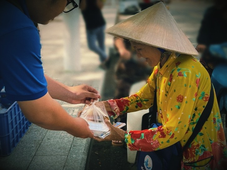 "Nụ cười móm mém của bà cụ bán vé số - đó là thứ 'lợi nhuận' đẹp và giá trị nhất mà chúng mình nhận lại". ẢNH: Dương Quỳnh Anh "Nụ cười móm mém của bà cụ bán vé số - đó là thứ 'lợi nhuận' đẹp và giá trị nhất mà chúng mình nhận lại". ẢNH: Dương Quỳnh Anh
