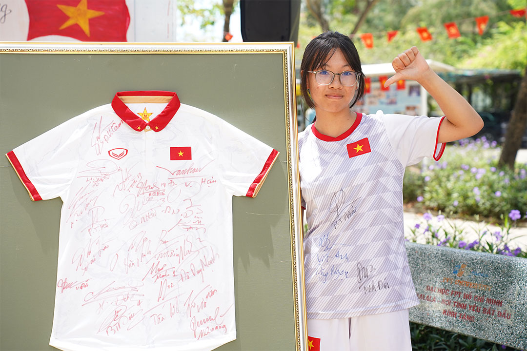 Po přátelském zápase s legendou M.U. měl Tuan Hai v Da Nangu smysluplné aktivity - Foto 4. Sau giao hữu với huyền thoại M.U, Tuấn Hải có hoạt động ý nghĩa ở Đà Nẵng- Ảnh 4.