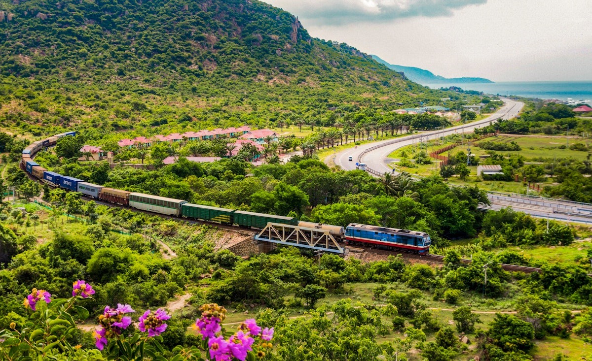 Tàu lửa đẹp nhất thế giới hành trình Thống Nhất Việt Nam đứng đầu danh sách - Ảnh 1.