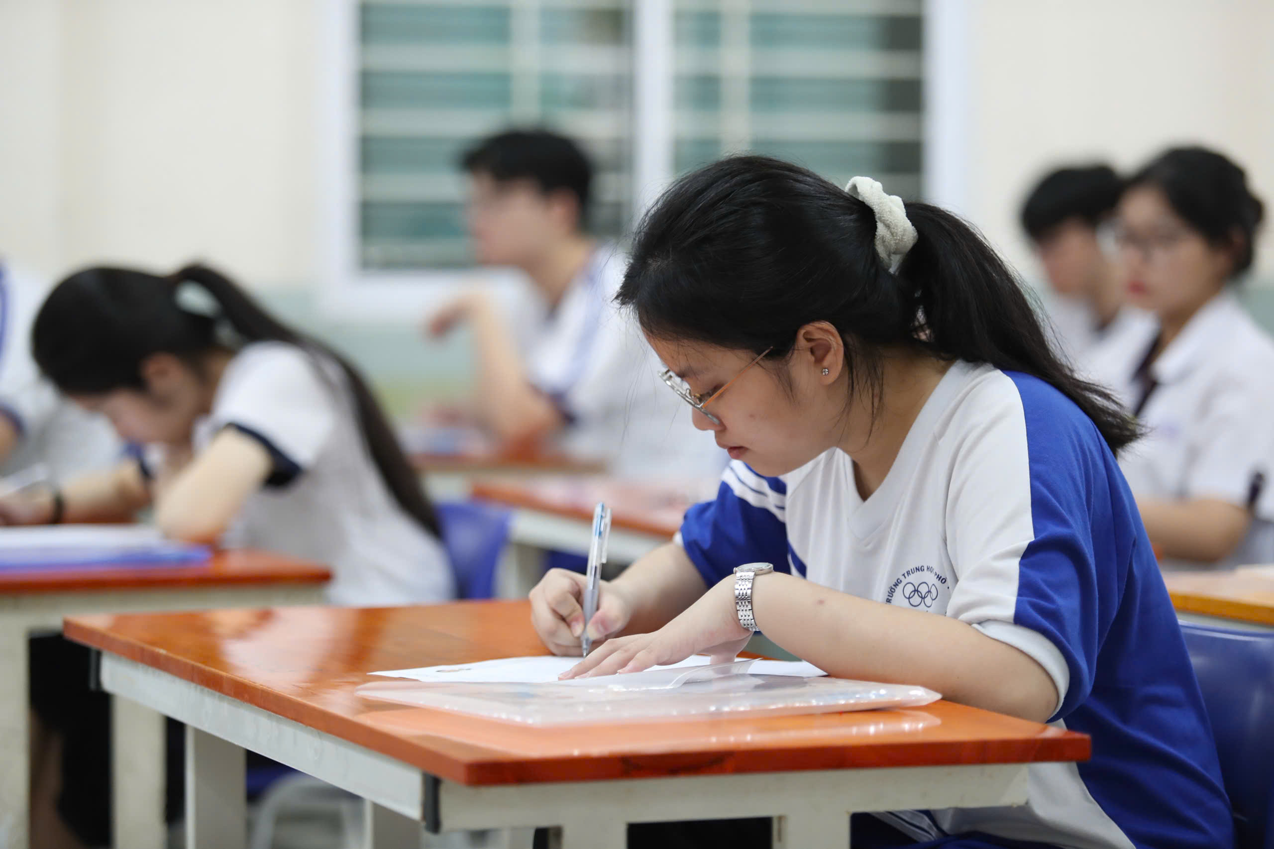 Chấm thi tốt nghiệp THPT 2025: Nhiều bài làm môn văn có điểm 6 - 6,5 - Ảnh 1.