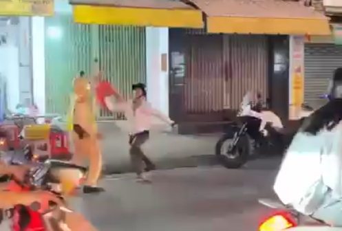 Vi phạm nồng độ cồn, người đàn ông còn cầm ghế tấn công CSGT- Ảnh 1. Vi phạm nồng độ cồn, người đàn ông còn cầm ghế tấn công CSGT- Ảnh 1.
