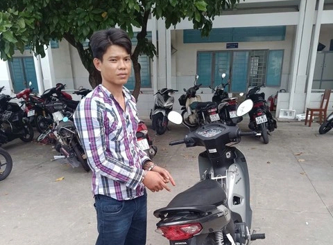 Công an phường Tân Thuận bắt kẻ có 4 tiền án trộm xe máy Công an phường Tân Thuận bắt kẻ có 4 tiền án trộm xe máy