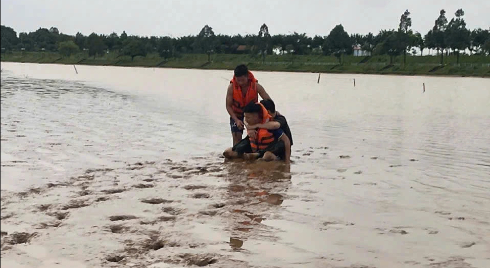 Cứu sống Em gái nhảy sông Đăk Bla , anh trai không biết bơi gặp nạn khi cứu em - Ảnh 2. Cứu sống Em gái nhảy sông Đăk Bla , anh trai không biết bơi gặp nạn khi cứu em - Ảnh 2.