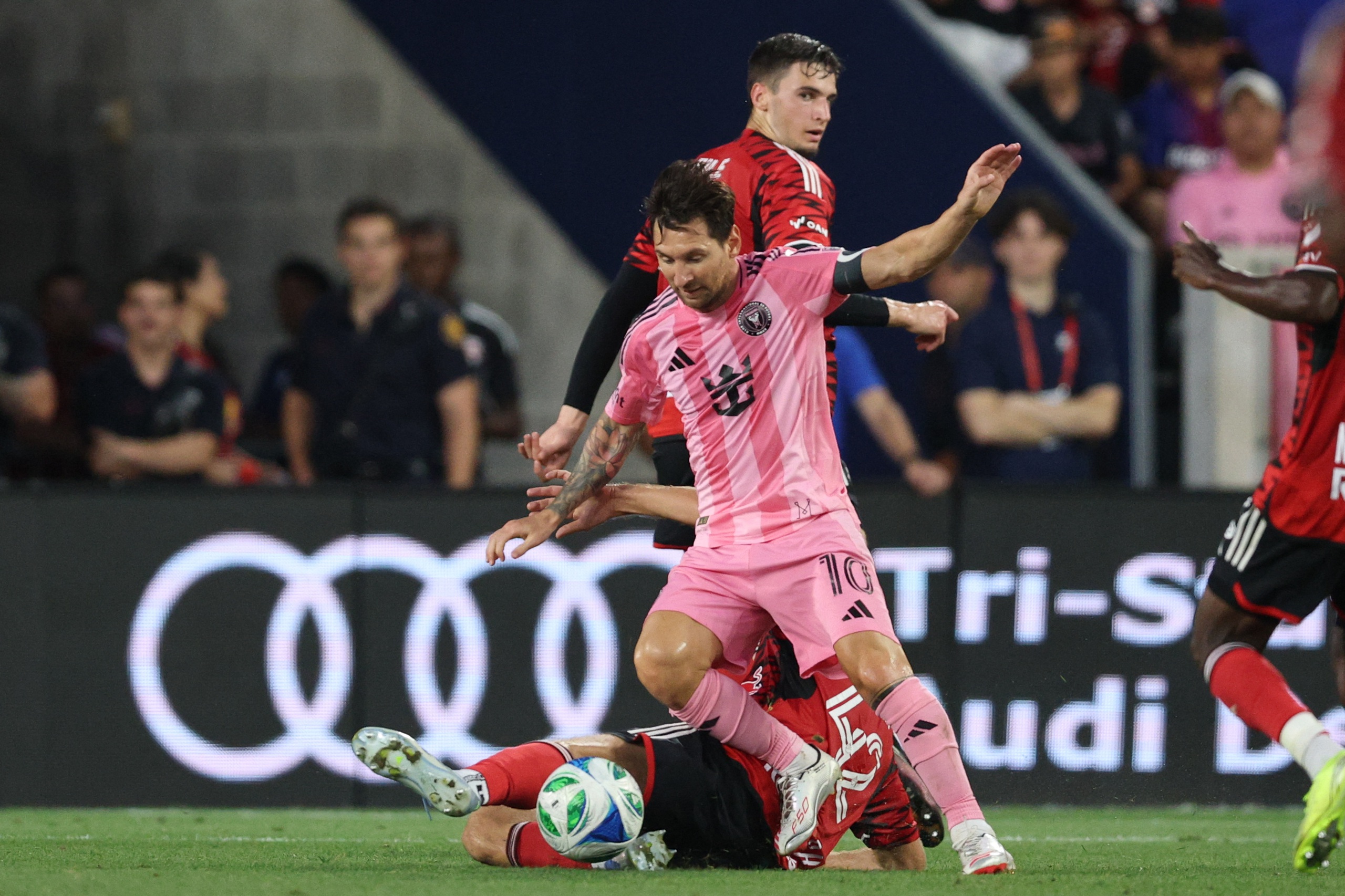 Messi scoret en dobbel og skapte en magisk assist, Inter Miami vant spektakulært igjen - Bilde 1. Messi ghi cú đúp và kiến tạo ảo diệu, Inter Miami thắng ngoạn mục trở lại- Ảnh 1.