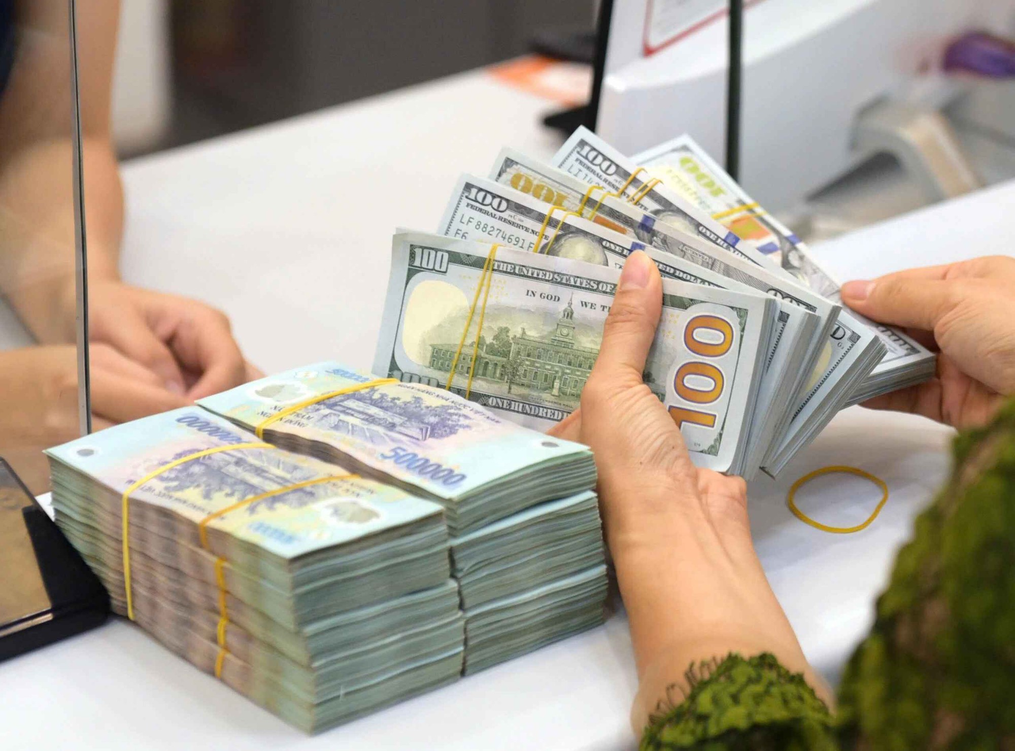 USD chịu nhiều áp lực tăng giá