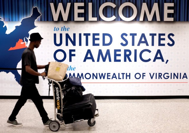 Người Việt đi Mỹ tốn thêm 'mớ tiền' nếu ông Trump áp phí visa 250 USD- Ảnh 1. Người Việt đi Mỹ tốn thêm 'mớ tiền' nếu ông Trump áp phí visa 250 USD- Ảnh 1.