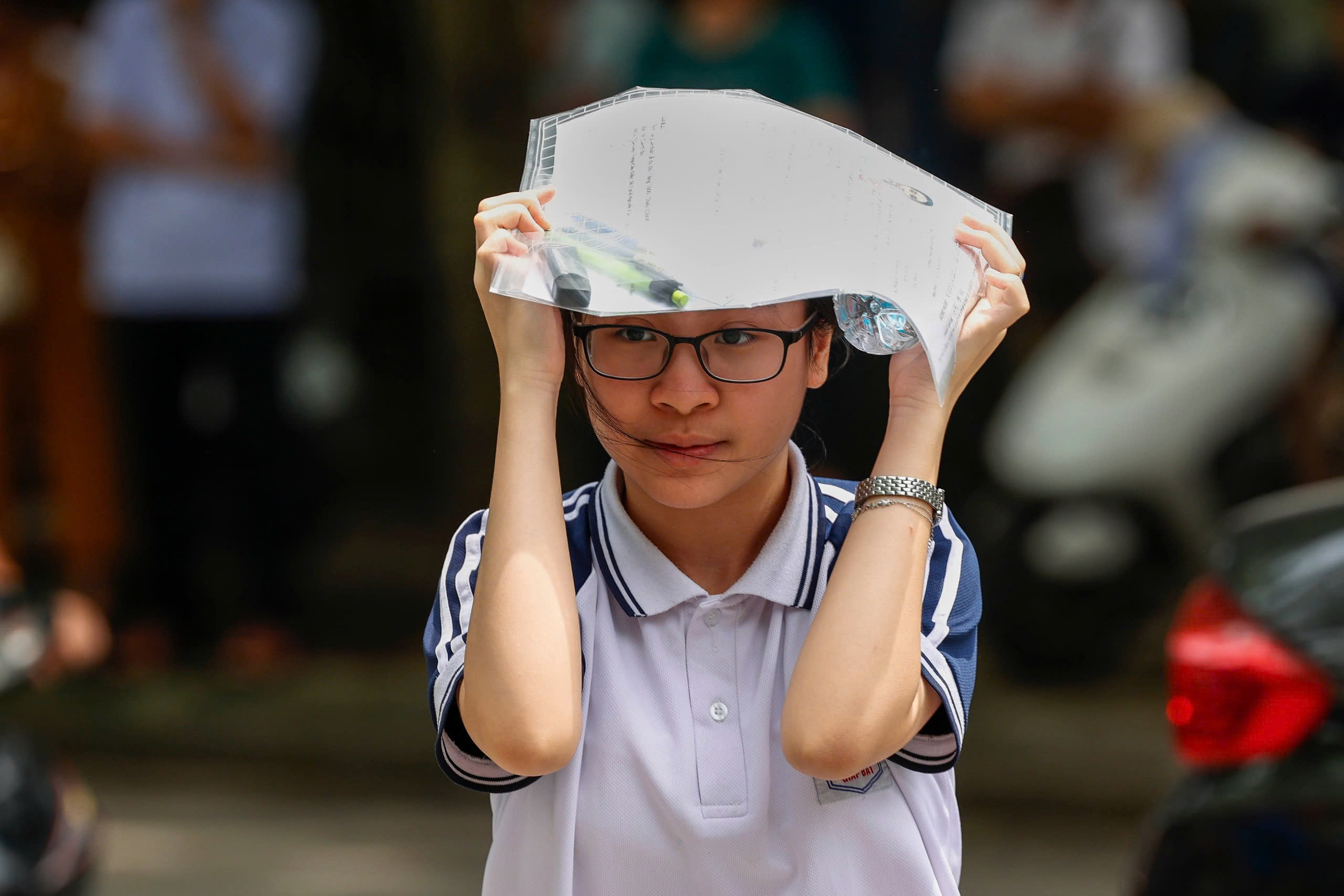 أولياء الأمور حزينون لأن أبنائهم.. اجتازوا  Phụ huynh buồn vì con… 'lỡ' đậu trường công'- Ảnh 2.