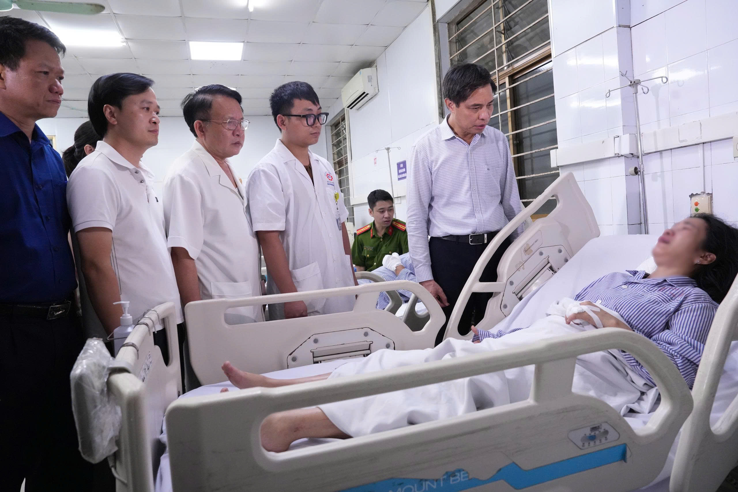 Đêm trắng tang thương trên vịnh Hạ Long Đêm trắng tang thương trên vịnh Hạ Long