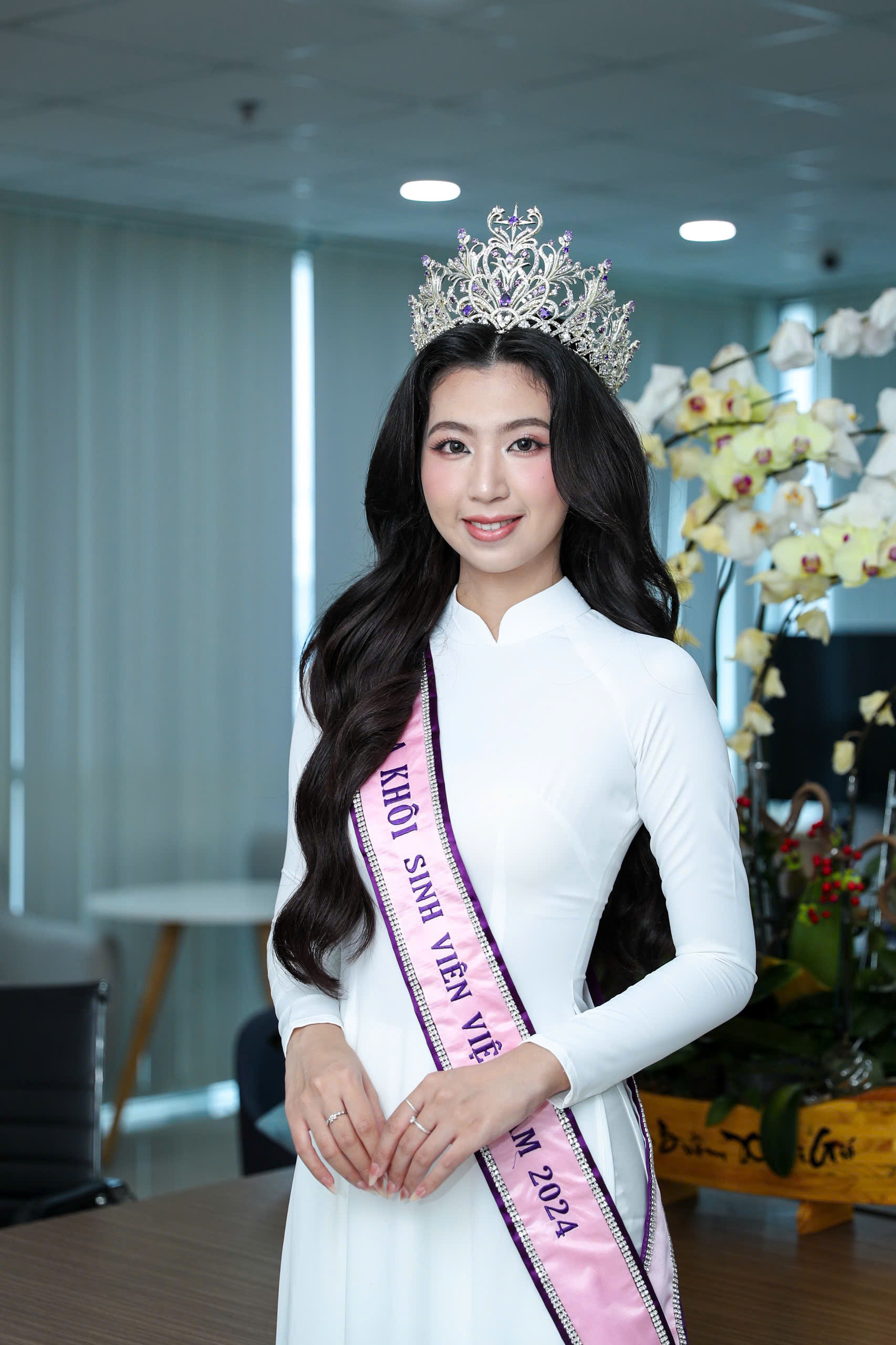 Hoa khôi Quỳnh Anh nói gì với nhận định không xinh bằng á khôi?