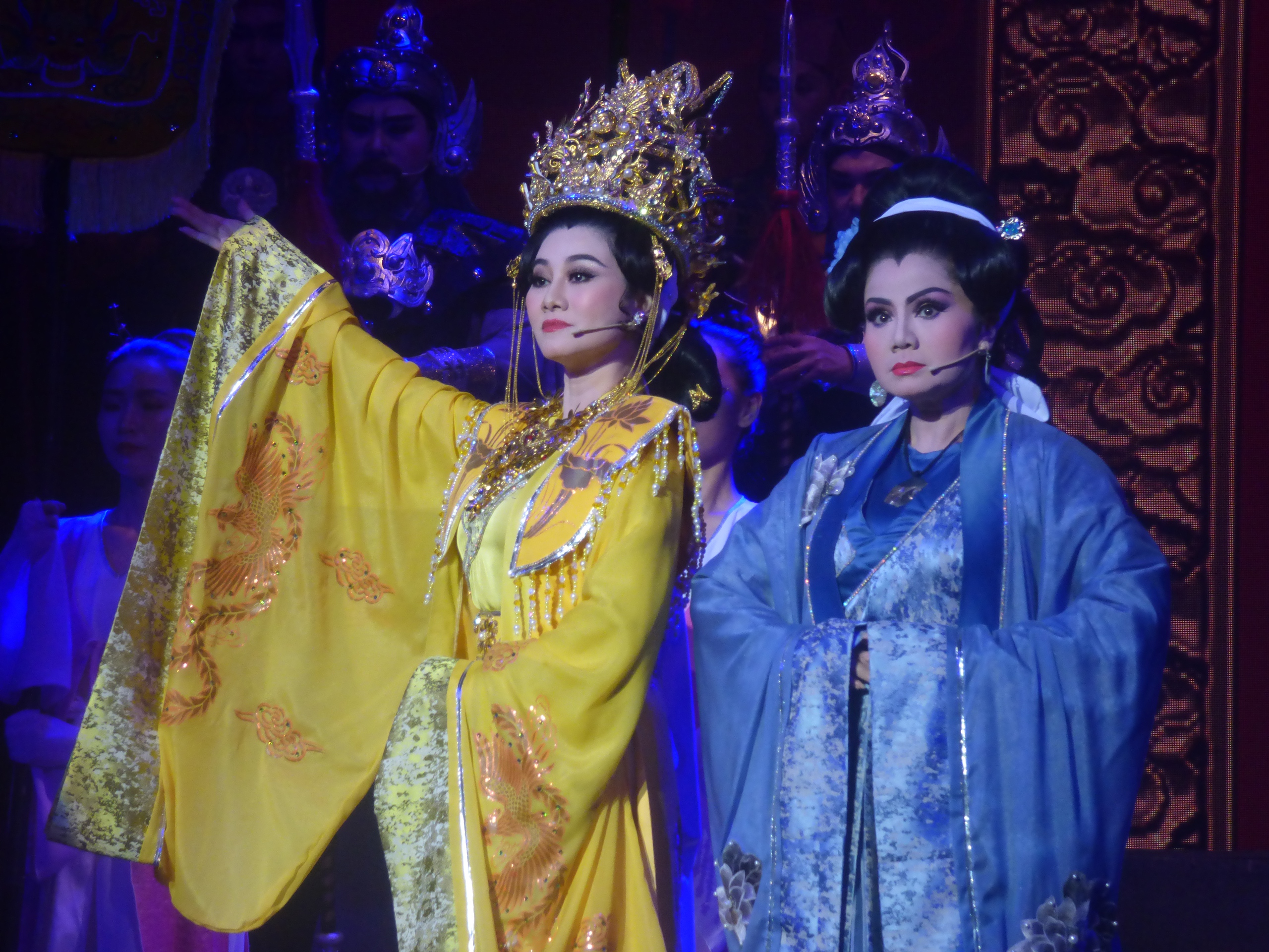 កូនចៅនៃគ្រួសារល្ខោនខោល៖ ស្ត្រីមានទេពកោសល្យ៣នាក់នៃគ្រួសារ Minh To - រូបថត ១. Truyền nhân của đại gia tộc sân khấu: 3 tài nữ của gia tộc Minh Tơ- Ảnh 1.