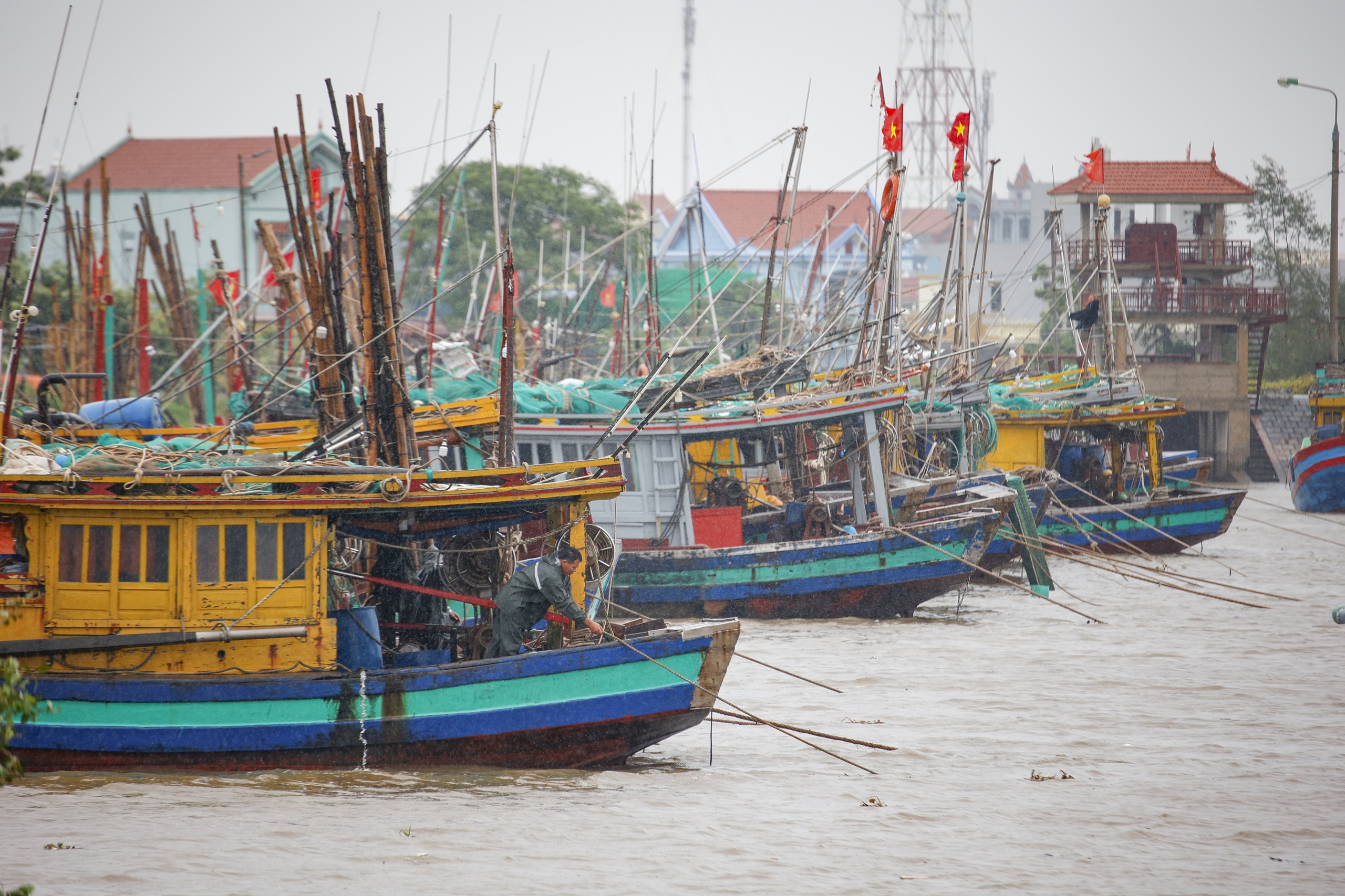 Hàng trăm tàu cá neo đậu về bờ biển Ninh Bình tránh bão số 3 (Wipha) - Ảnh 2.