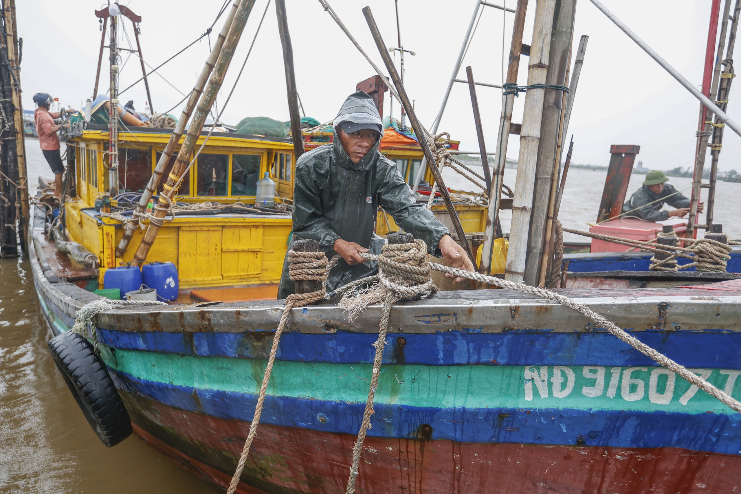 Hàng trăm tàu cá Ninh Bình về bờ tránh bão số 3 (Wipha) Hàng trăm tàu cá Ninh Bình về bờ tránh bão số 3 (Wipha)